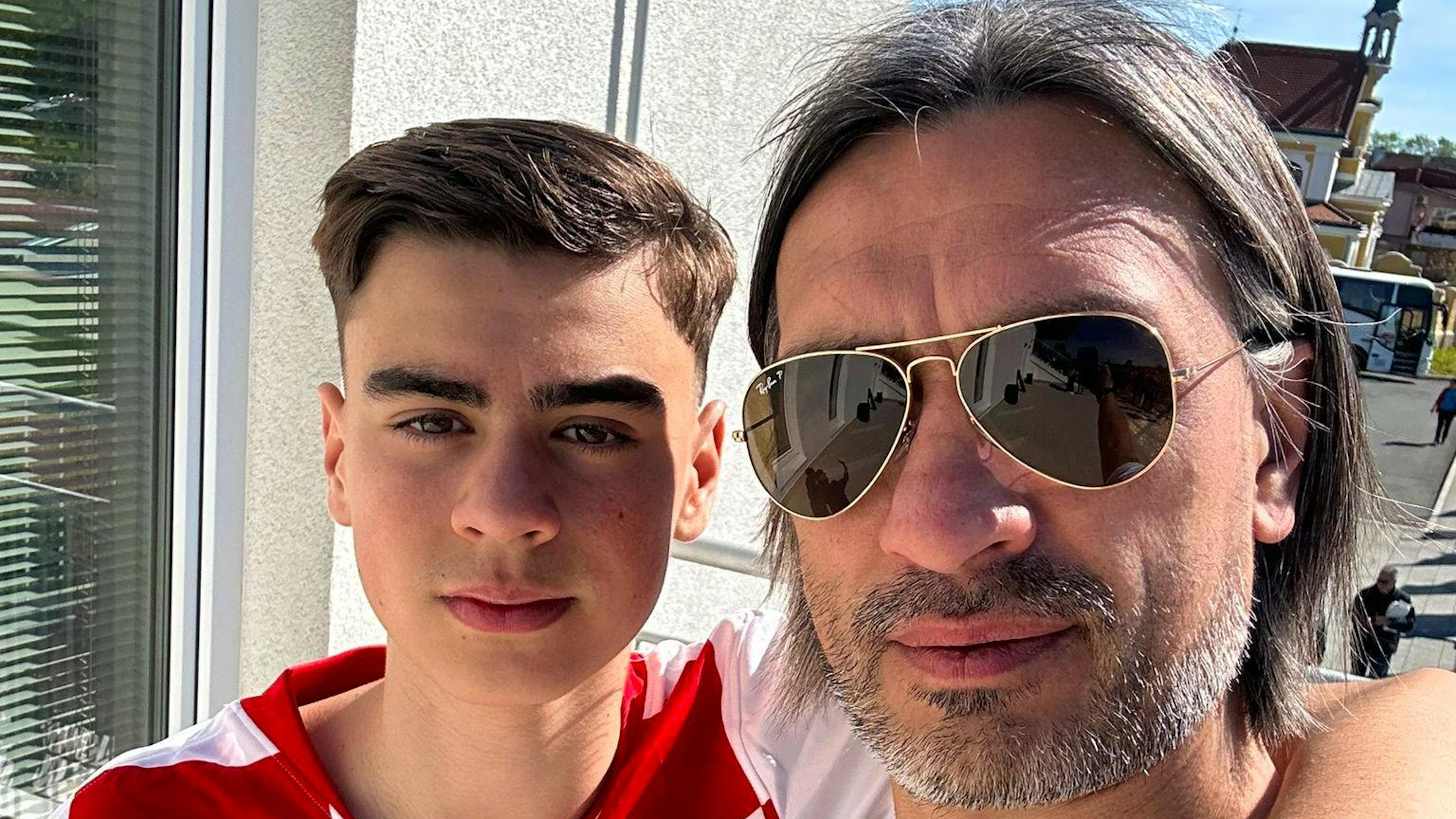 Hakan Yakin posiert mit Sohn Diego.