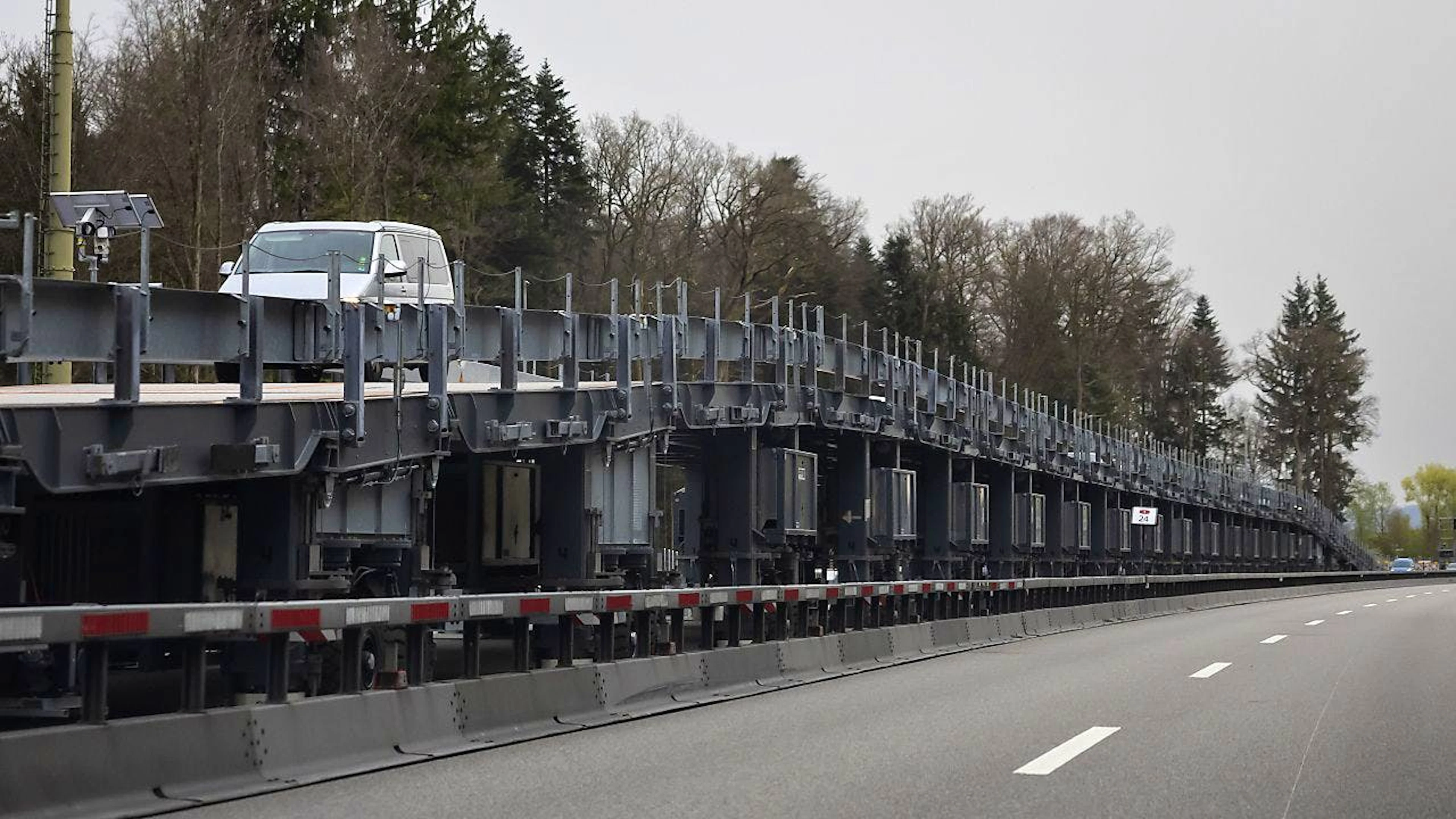 Il ponte da cantiere utilizzato dall'USTRA.