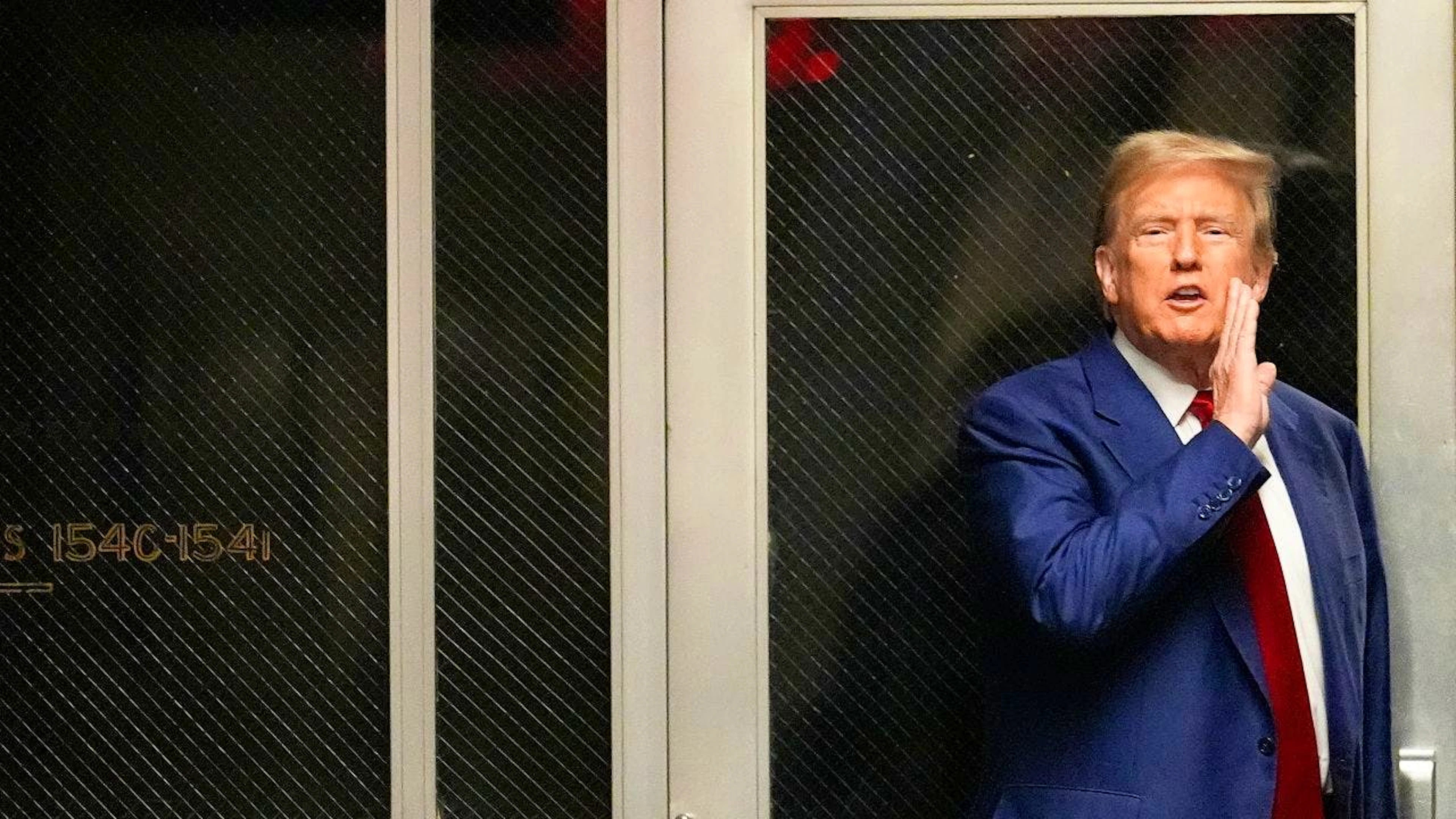 ARCHIV - Donald Trump, ehemaliger Präsident der USA, spricht in einem Flur vor einem Gerichtssaal, in dem er einer Anhörung vor dem New Yorker Strafgericht beiwohnt. Foto: Mary Altaffer/AP Pool/dpa