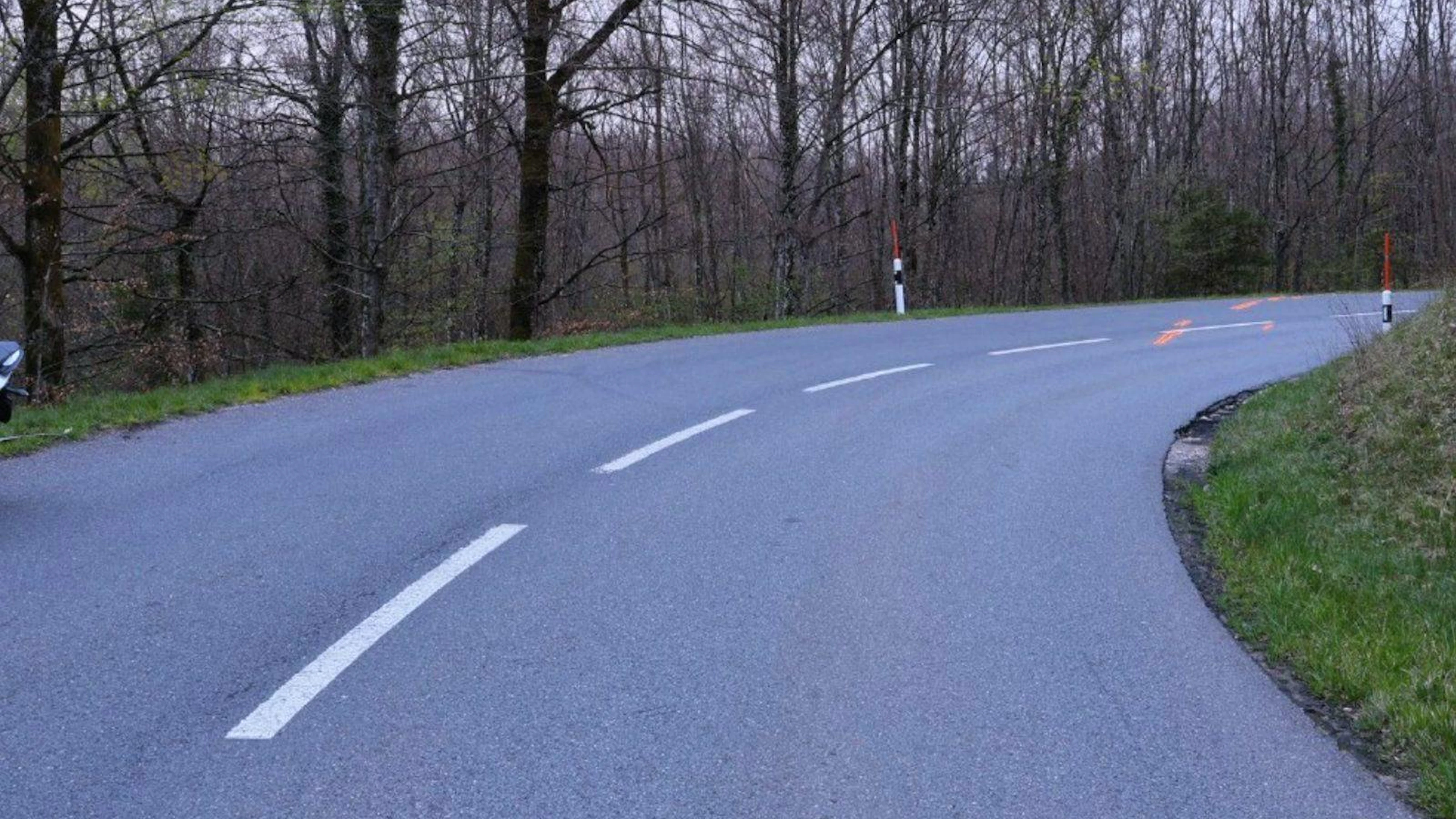 Le motocycliste a heurté un véhicule venant normalement en sens inverse et terminé sa course, inanimé, dans le talus en contrebas.