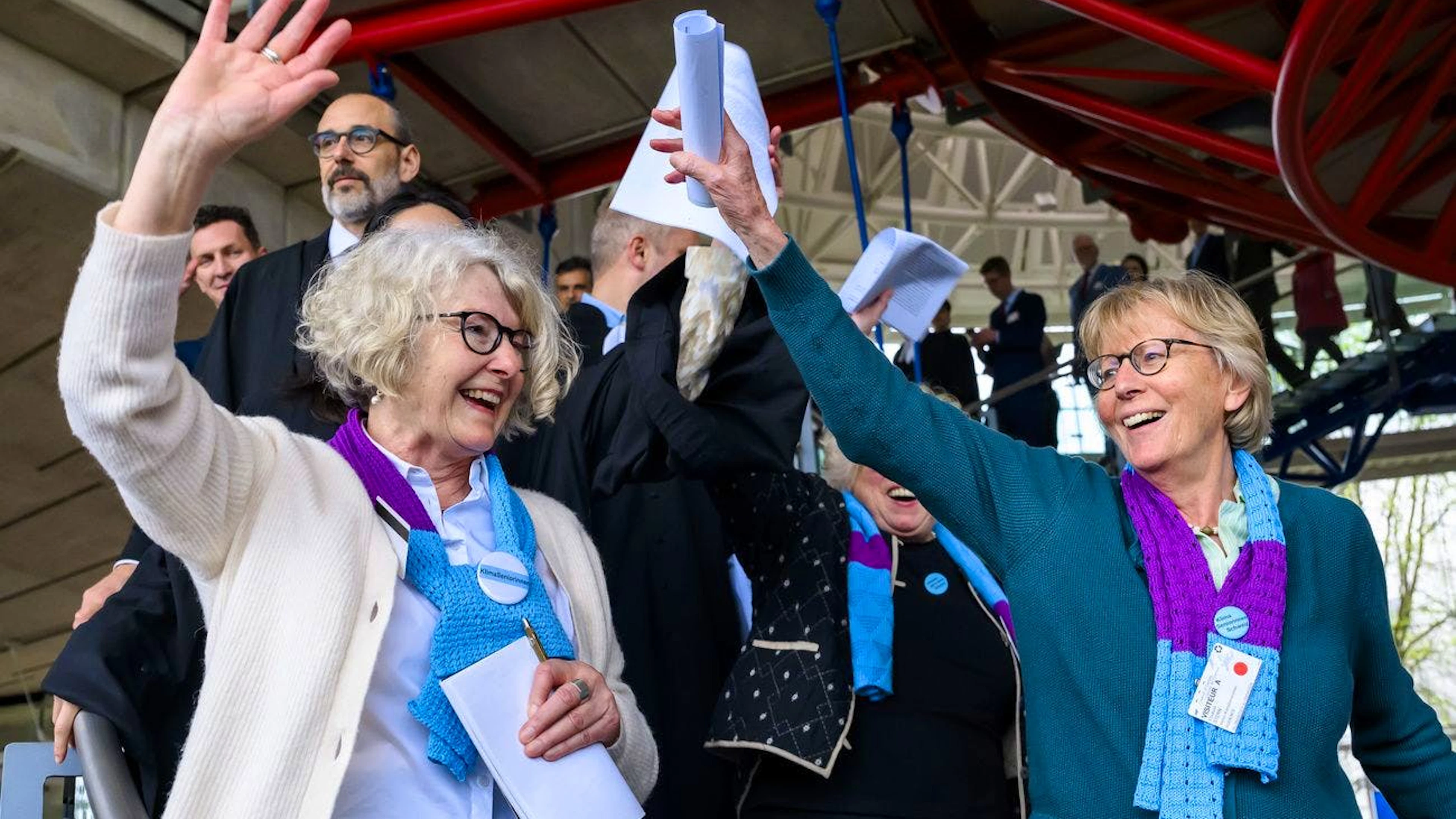 Die Klimaseniorinnen jubeln nach dem Urteil in Strassburg. 