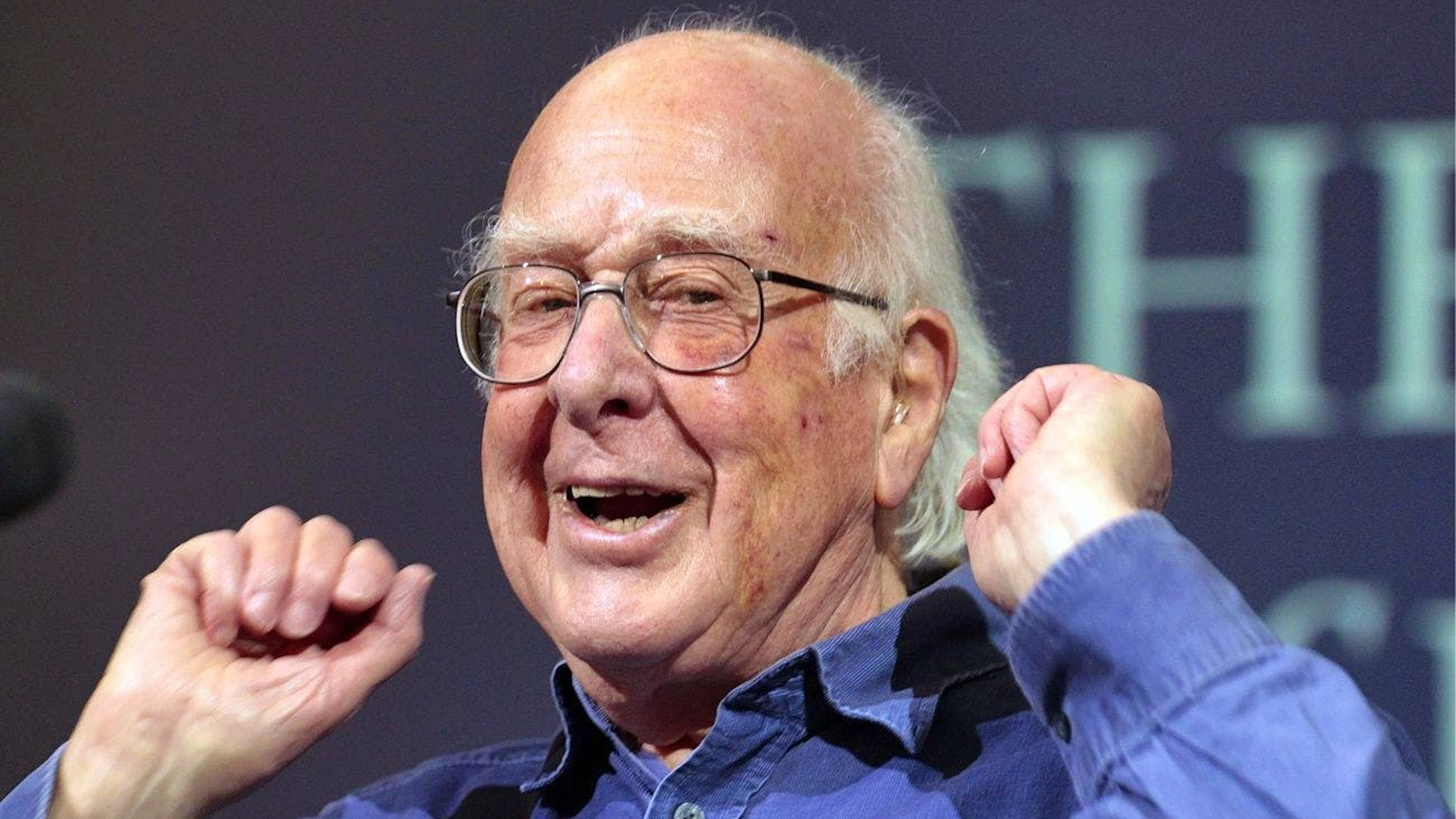 Il fisico teorico britannico, professor Peter Higgs, ride mentre parla del conferimento del Premio Nobel per la Fisica durante una conferenza stampa all'Università di Edimburgo, Edimburgo, Scozia, Regno Unito, 11 ottobre 2013. Il Premio Nobel per la Fisica 2013 è stato assegnato congiuntamente a Peter Higgs e al belga Francois Englert per il loro lavoro sulla teoria del bosone di Higgs.