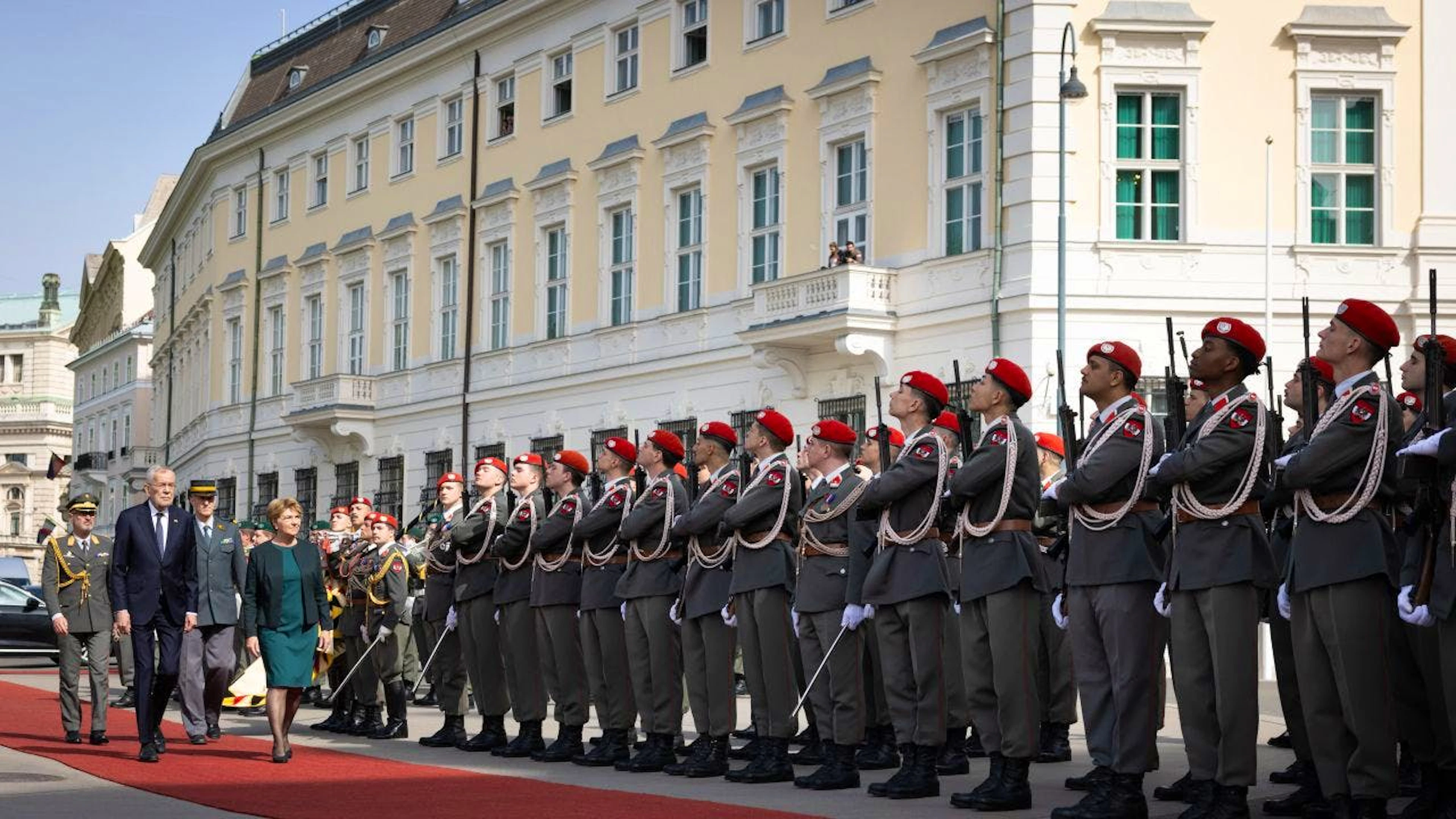 Empfang mit militärischen Ehren: Bundespräsidentin Viola Amherd und ihr österreichischer Amtskollege Alexander Van der Bellen im inneren Burghof in Wien.