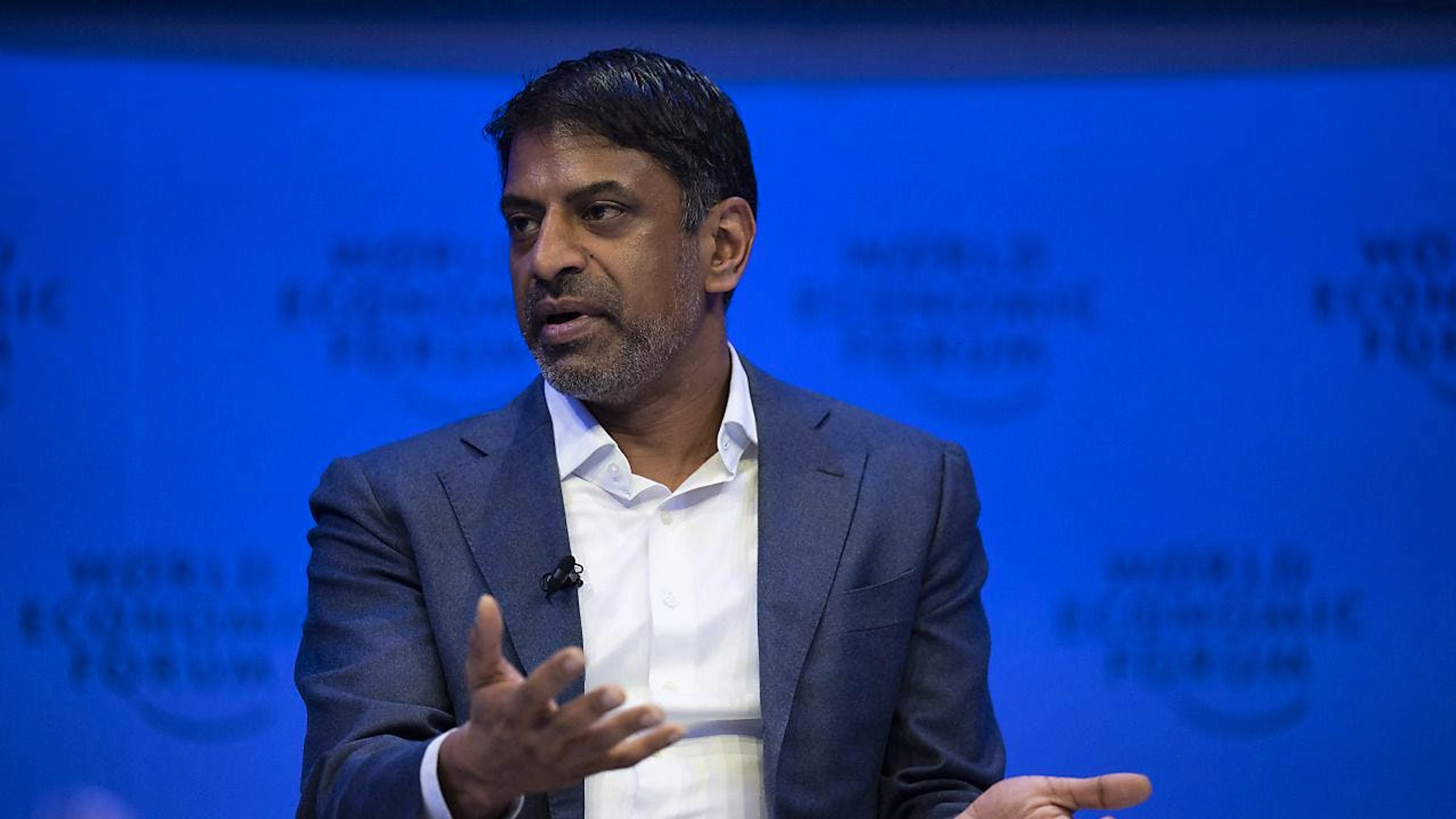 Novartis plant einen grösseren Stellenabbau in der Entwicklung, auch in der Schweiz werden Stellen gestrichen. Im Bild Novartis-Chef Vas Narasimhan. (Archivbild)