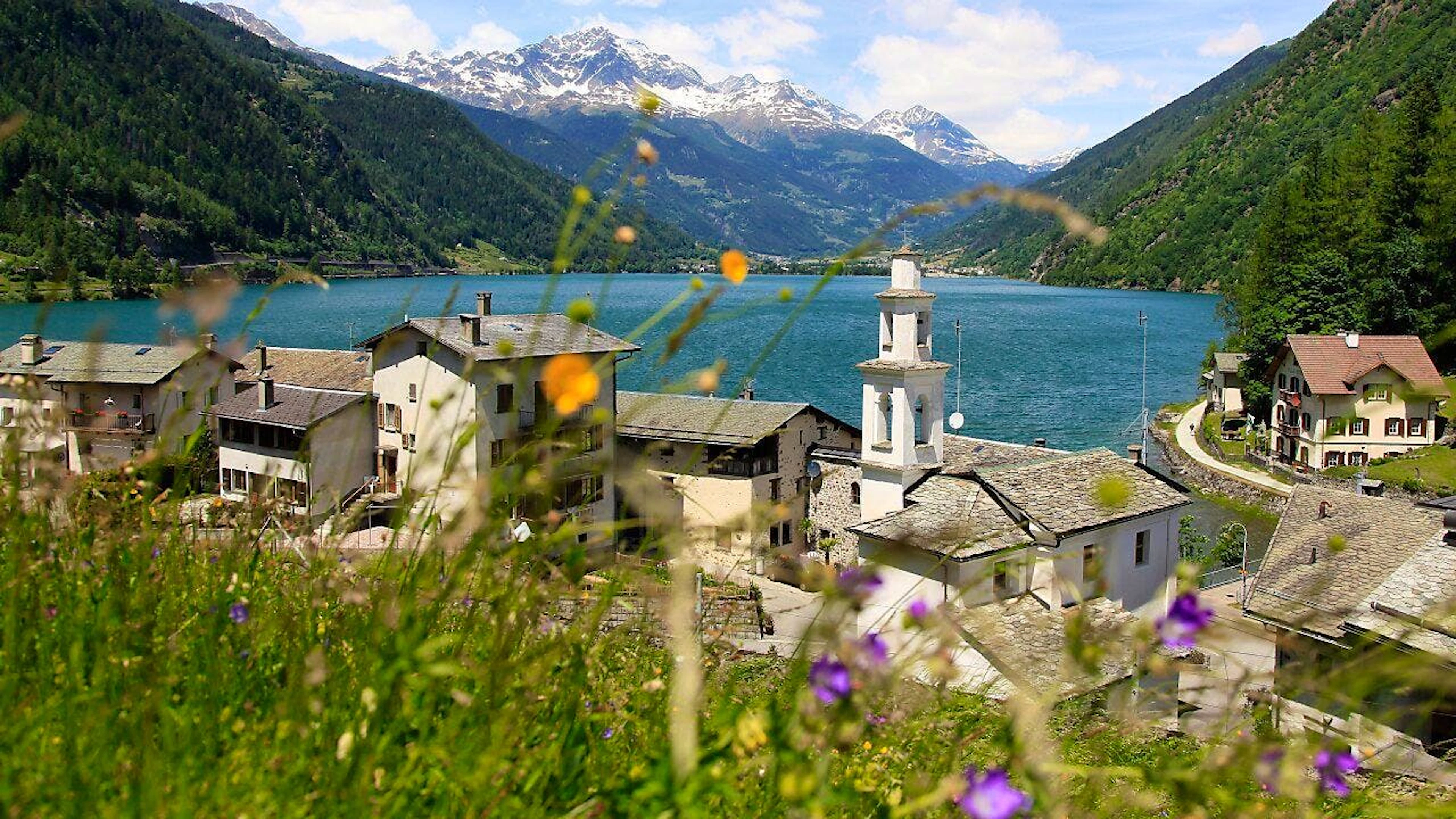 Das Ufer des Lago di Poschiavo in Miralago im bündnerischen Puschlav. Die Bündner Regierung will die mediale Versorgung in dieser italienischsprachigen Region verbessern, ebenso wie im Bergell und im Misox. (Archivbild)