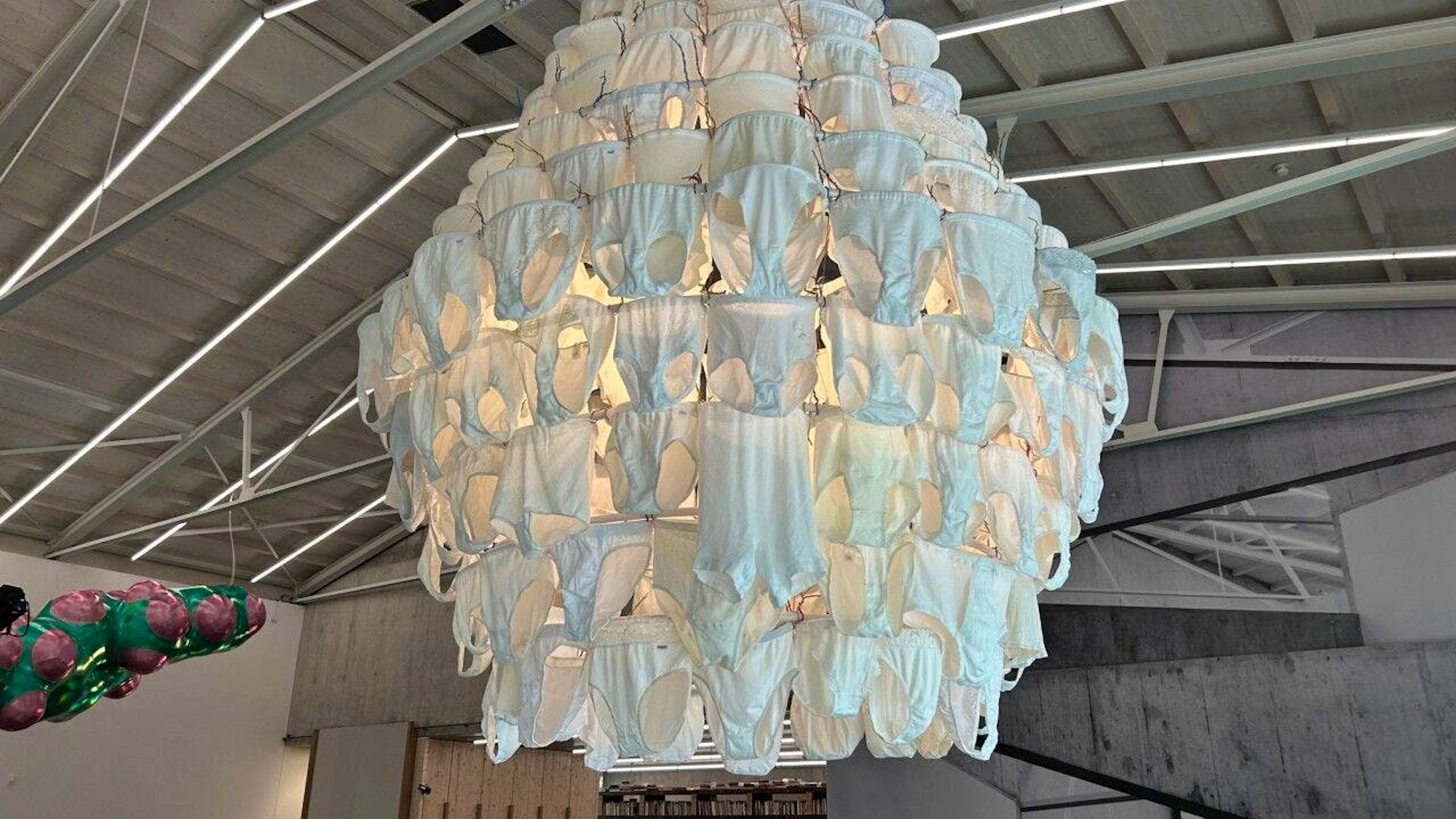 Unterhosen-Leuchter "Central Hong Kong Chandelier" von Pipilotti Rist in der Eingangshalle des neuen Kunsthauses Baselland.