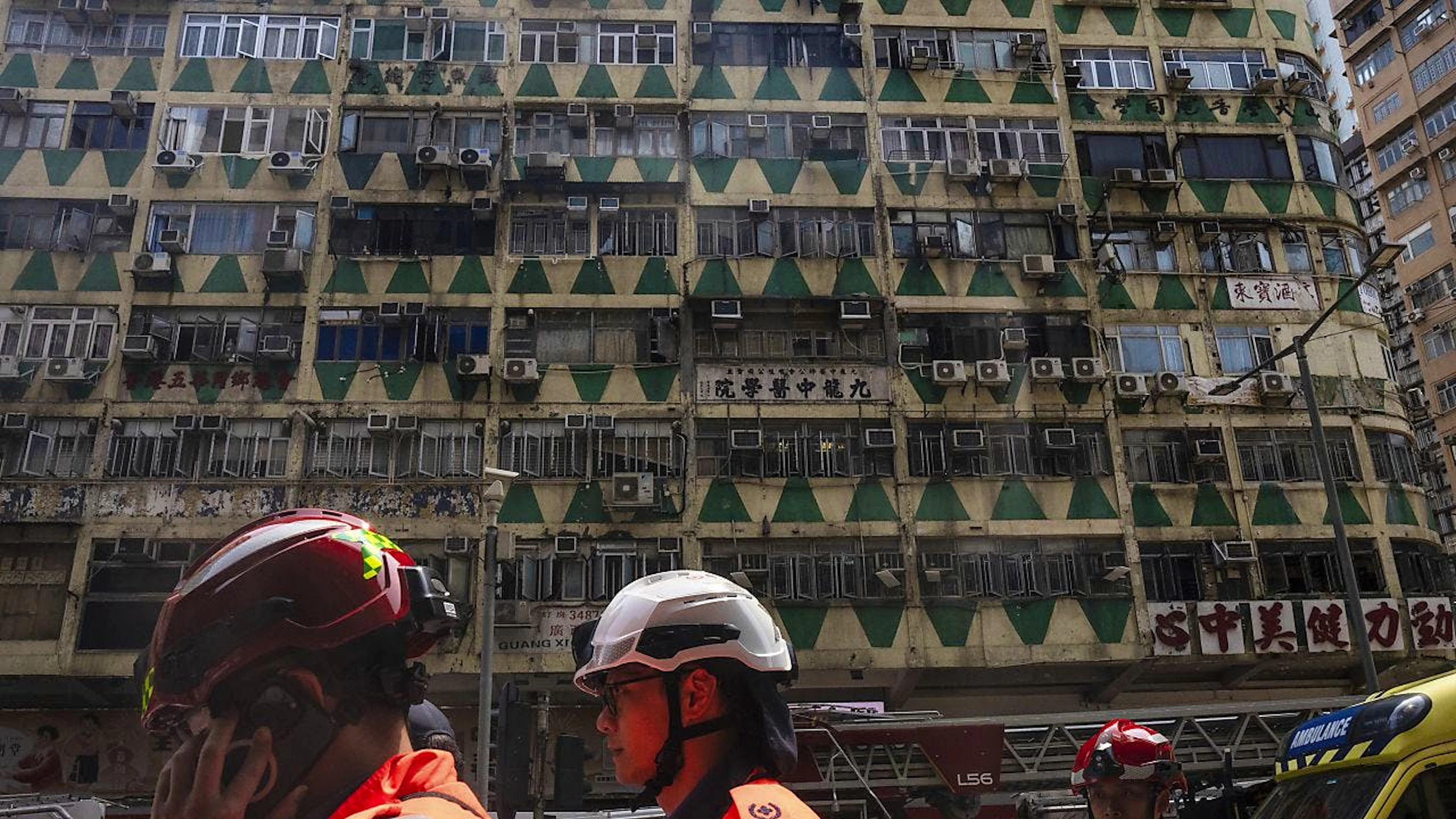 Bei dem Brand in einem Gebäude in Hongkong sind fünf Menschen ums Leben gekommen.