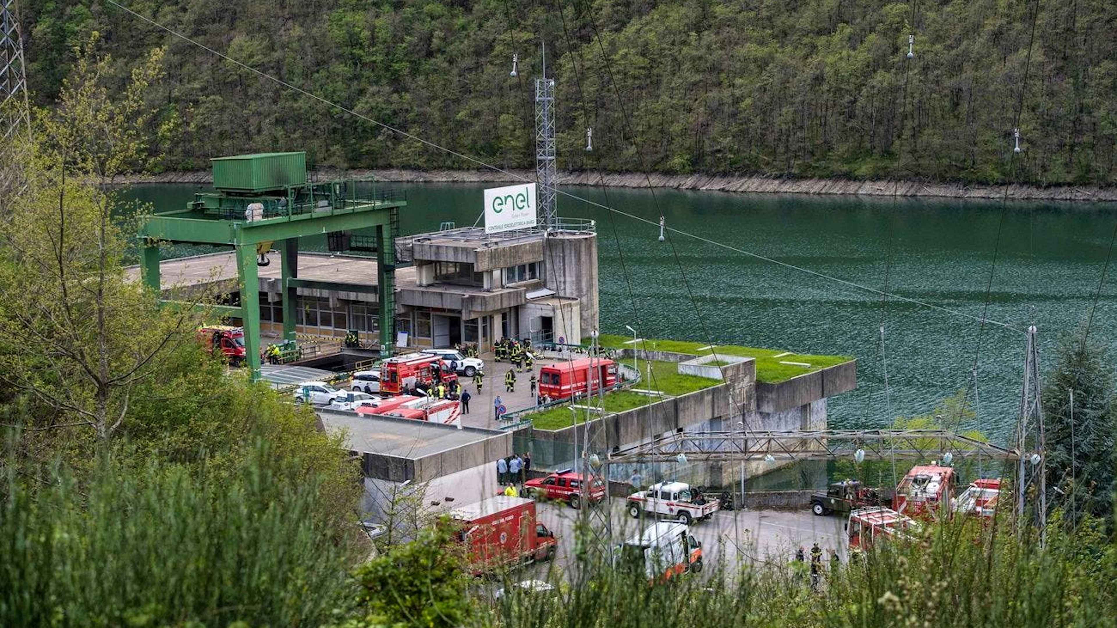 Retter sind am Dienstag nach dem Unglück im Wasserkraftwerk nahe Bologna im Einsatz.