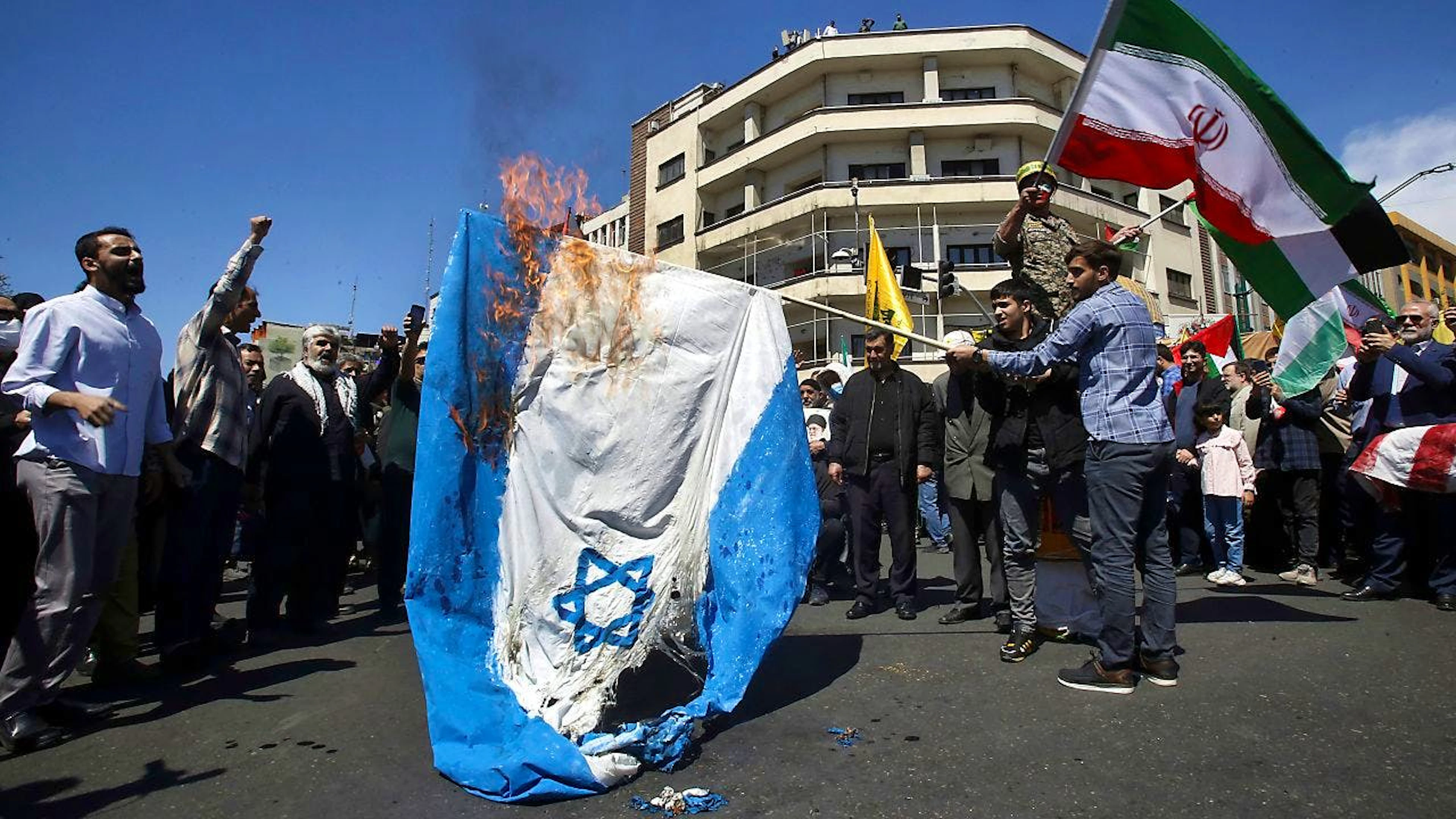 L'Iran o gruppi filo-iraniani sarebbero pronti a colpire Israele. Nella foto manifestanti iraniani bruciano una bandiera dello Stato ebraico a Teheran.