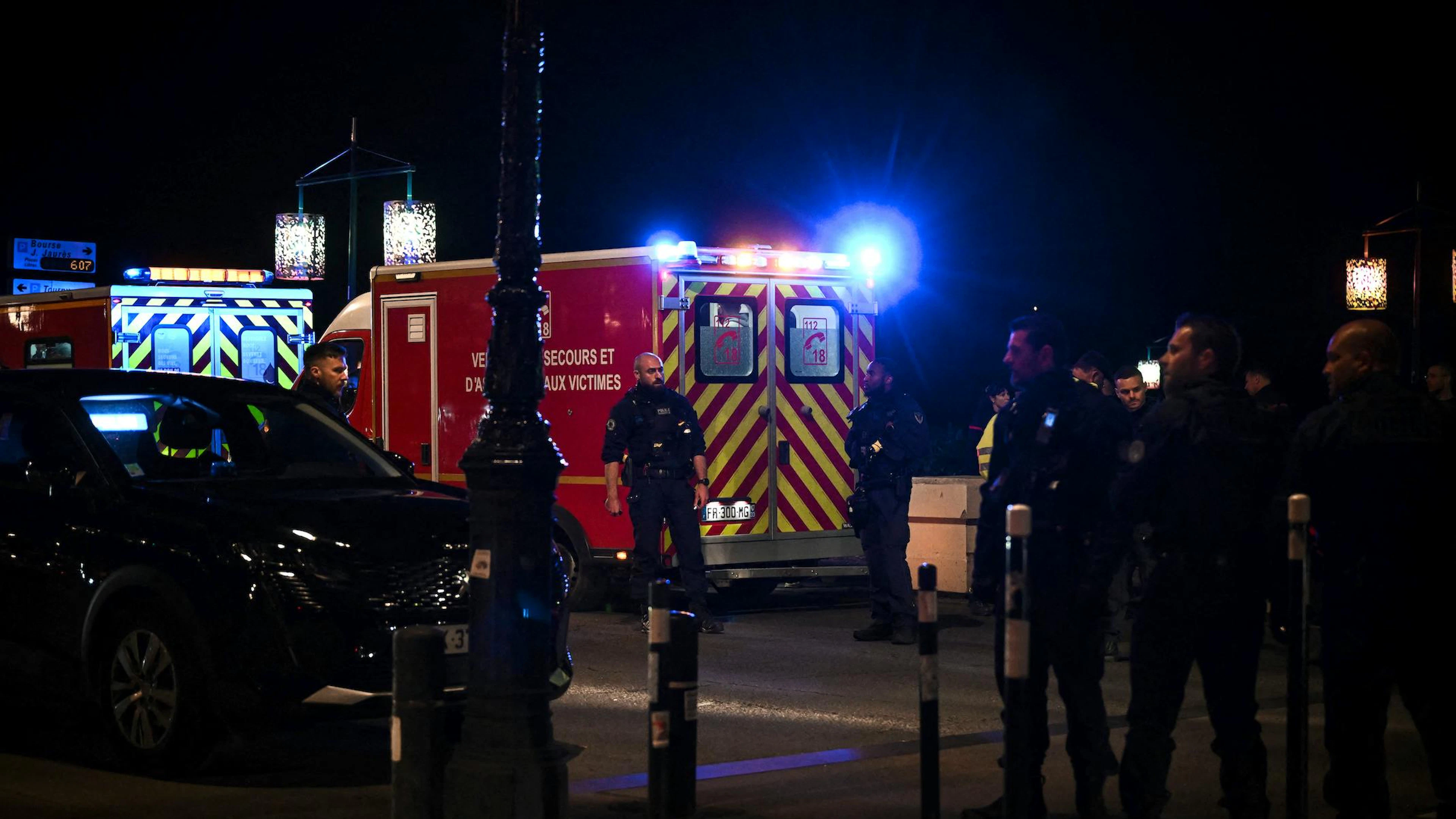 Un témoin a alerté la police et une équipe arrivée sur place, près du pont de pierre, à quelques centaines de mètres du lieu de l'agression, a «demandé au mis en cause de lancer son arme à plusieurs reprises», a indiqué la procureure.