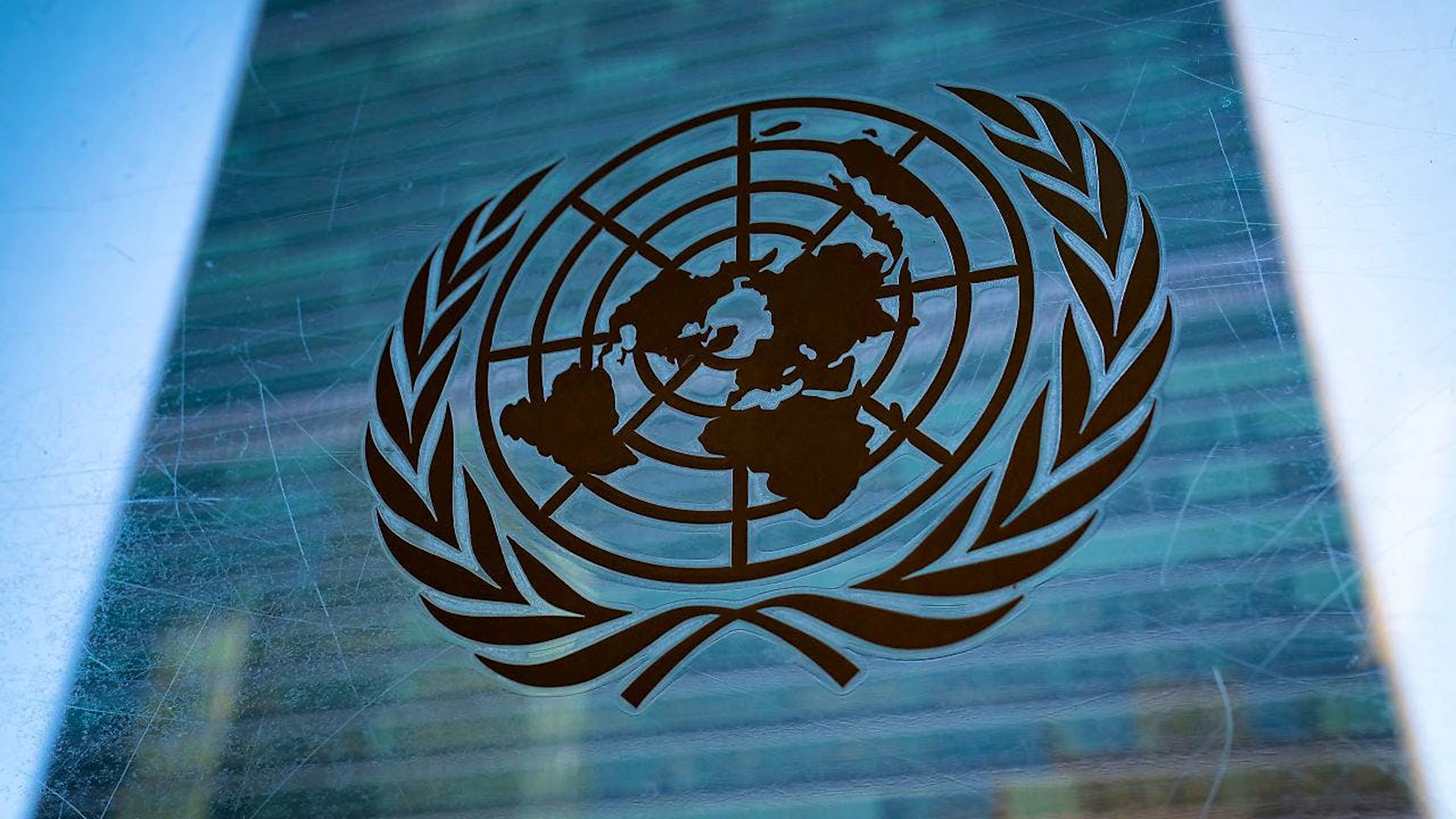 ARCHIV - Das Logo der Vereinten Nationen am UN-Hauptquartier. Foto: John Minchillo/AP/dpa