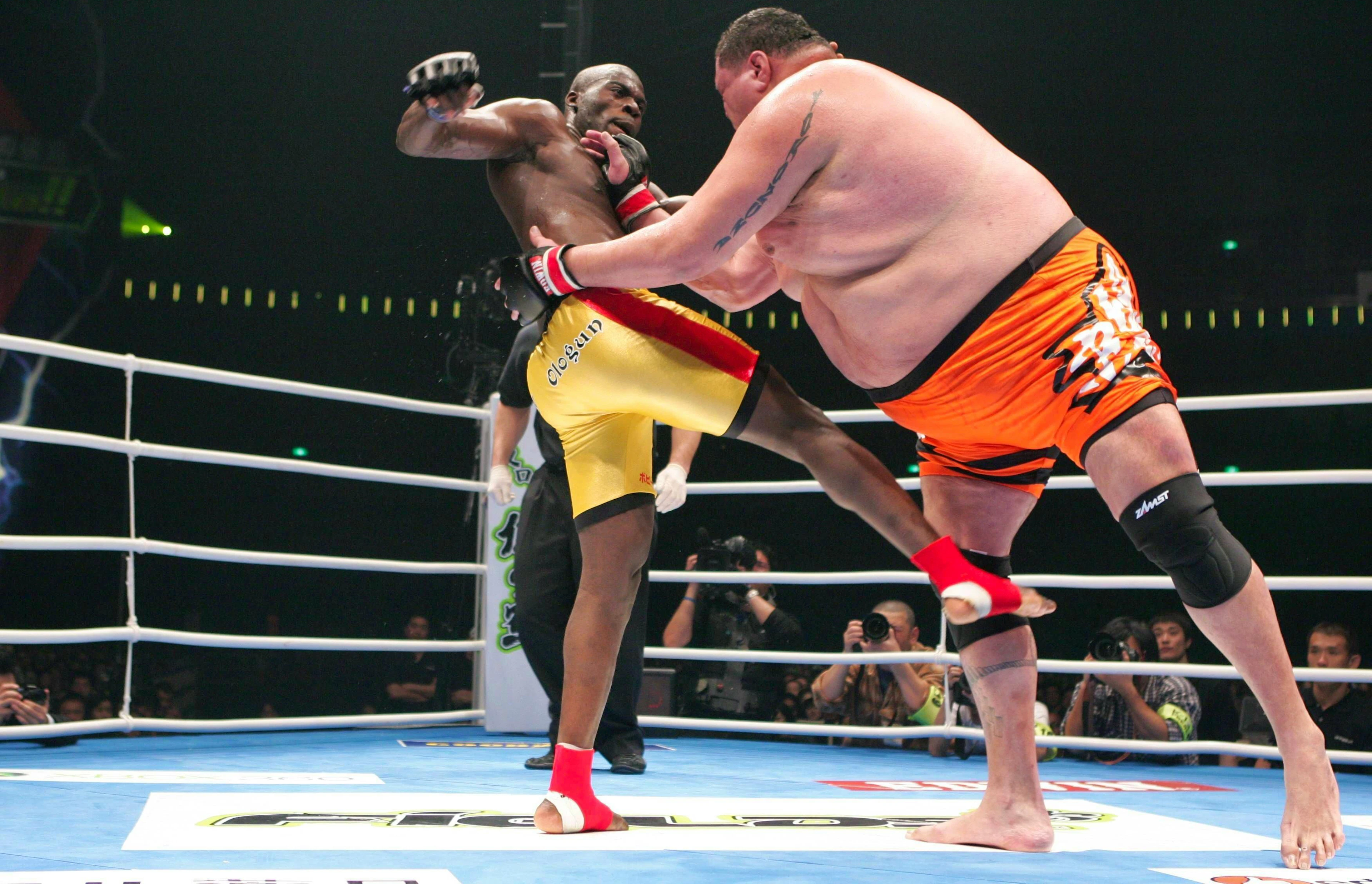 Akebono ha avuto meno successo sul ring del K-1 che sul tappeto del sumo. Nella foto durante il suo incontro contro Bobby Ologun (Nigeria) nella notte di Capodanno del 2005.