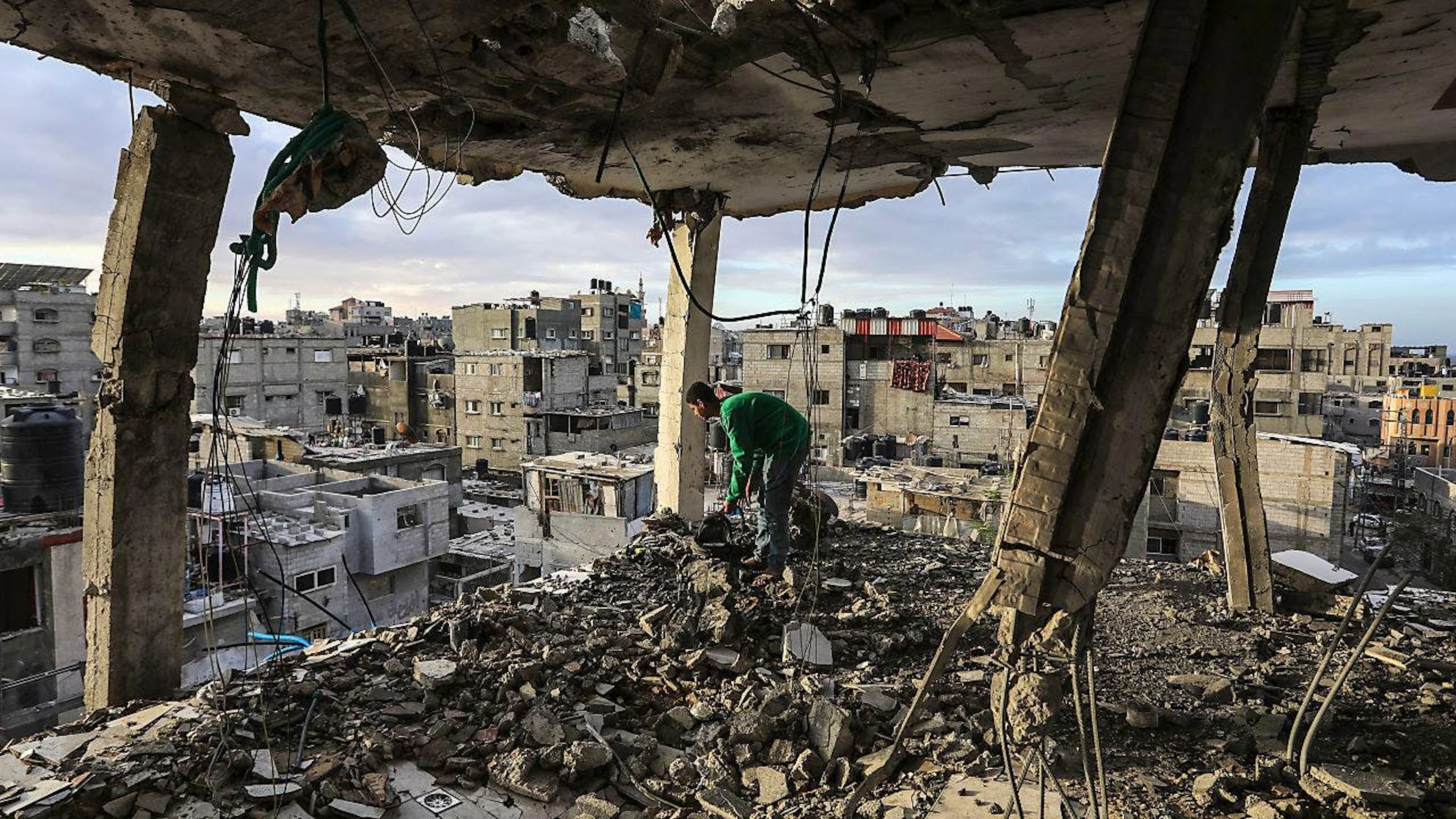 ARCHIV - Ein Palästinenser inspiziert sein Haus, das nach einem israelischen Luftangriff in Rafah beschädigt wurde. Foto: Abed Rahim Khatib/dpa