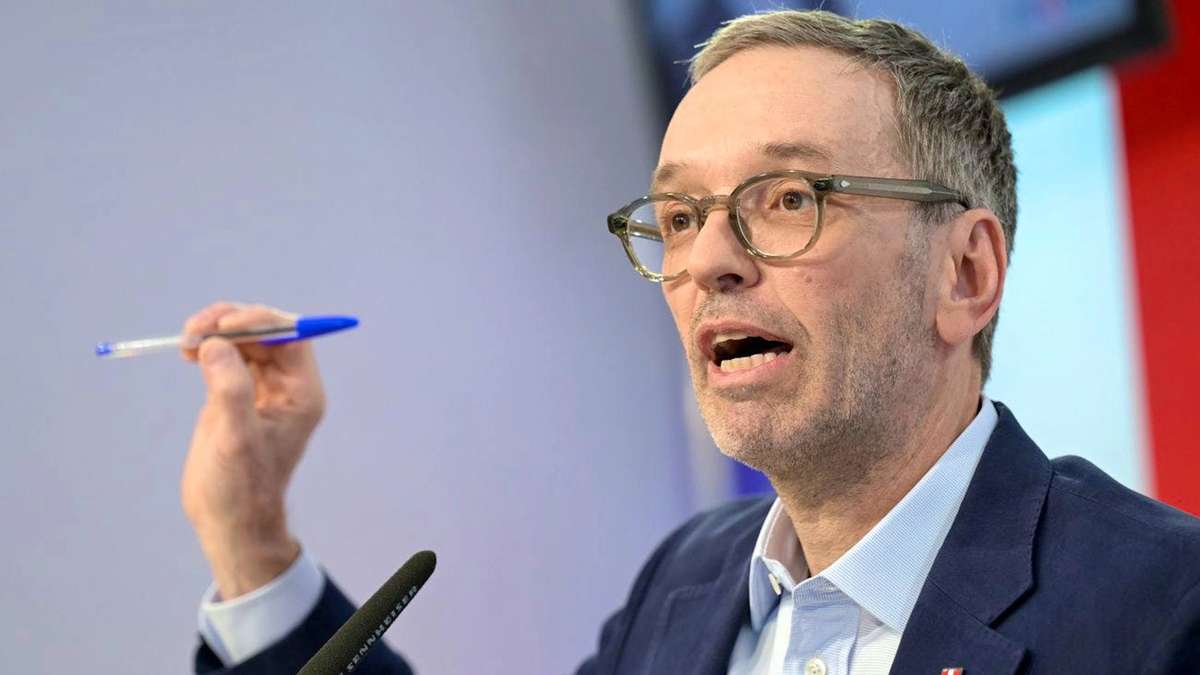 FPÖ-Parteichef Herbert Kickl muss vor einem parlamentarischen Untersuchungsausschuss zum mutmasslichen Machtmissbrauch als Zeuge aussagen.