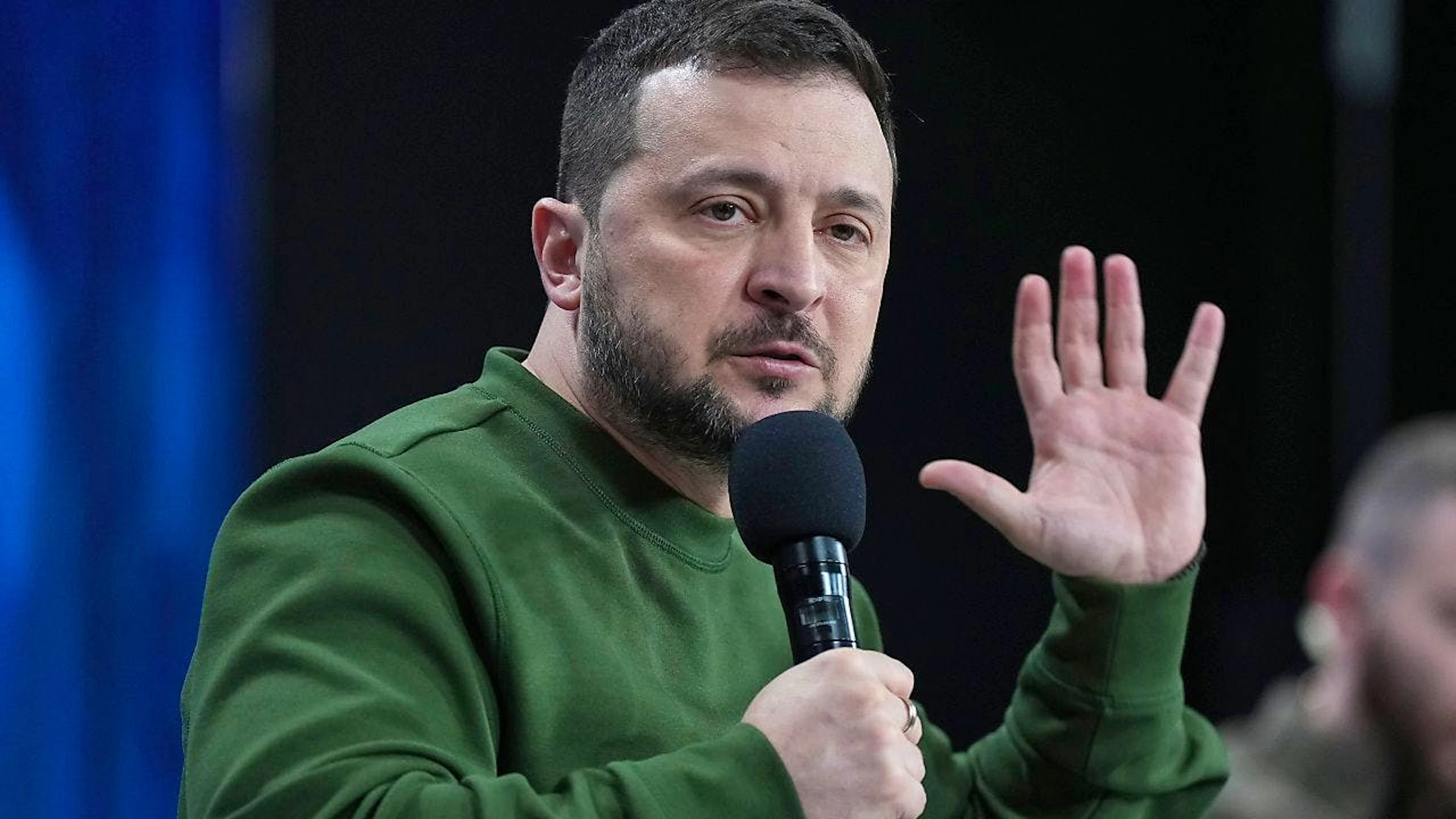 ARCHIV - Der ukrainische Präsident Wolodymyr Selenskyj hat bei einem Besuch in Litauen auf weitere Waffenhilfe des Westens zur Abwehr russischer Luftangriffe gedrängt. Foto: Evgeniy Maloletka/AP/dpa