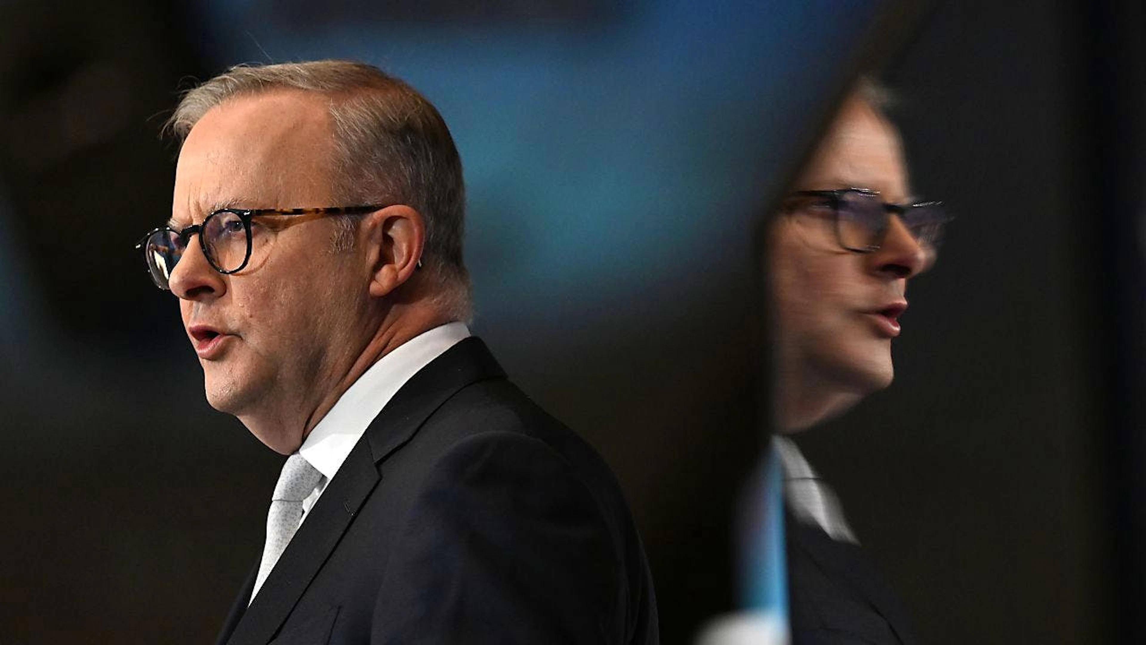 Der australische Premierminister Anthony Albanese spricht vor dem Queensland Media Club im Brisbane Convention and Exhibition Centre. Foto: Darren England/AAP/dpa