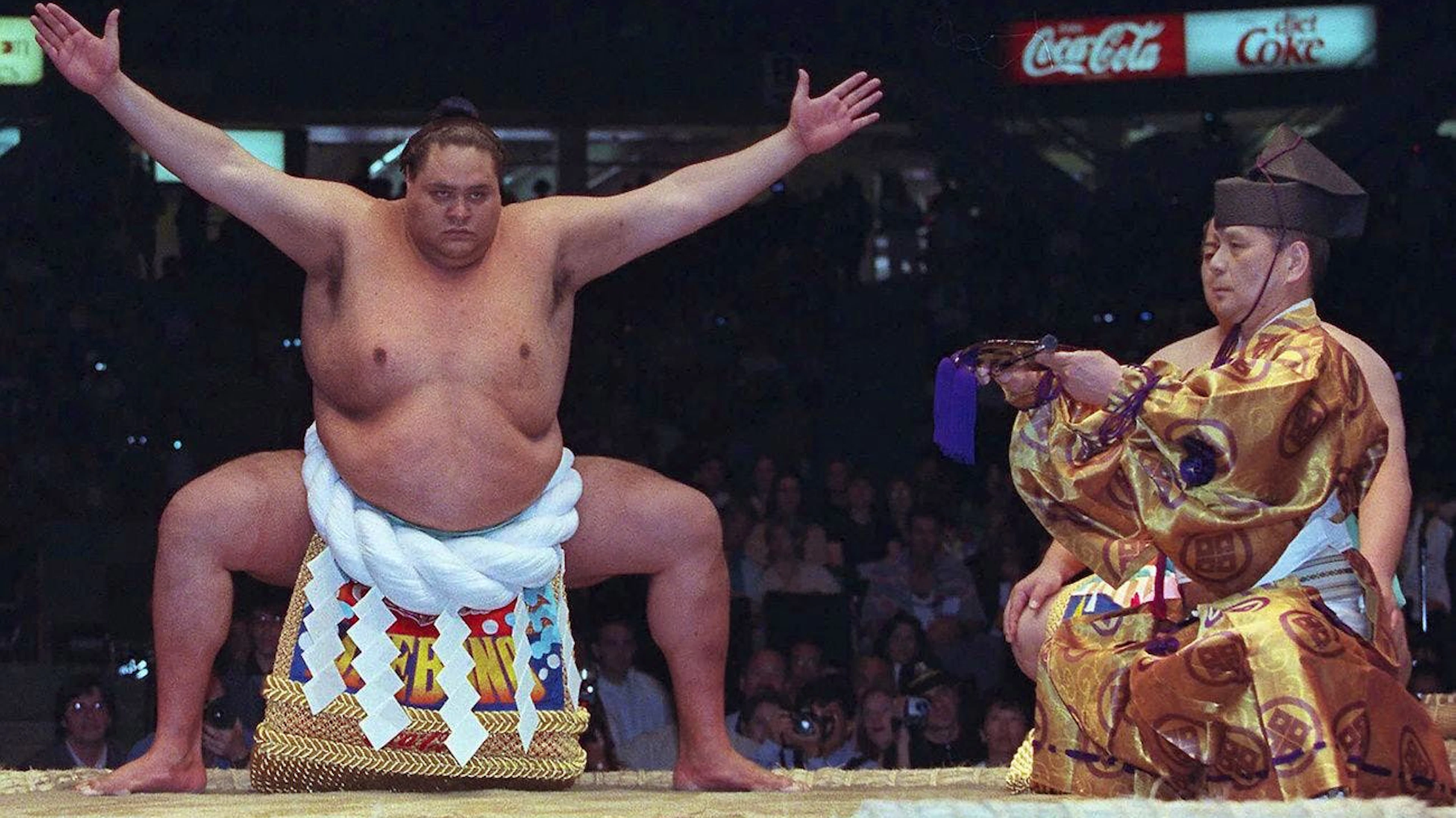 Taro Akebono è stato il primo non giapponese a essere nominato «yokozuna», o gran maestro di sumo. È morto a Tokyo all'età di 54 anni.