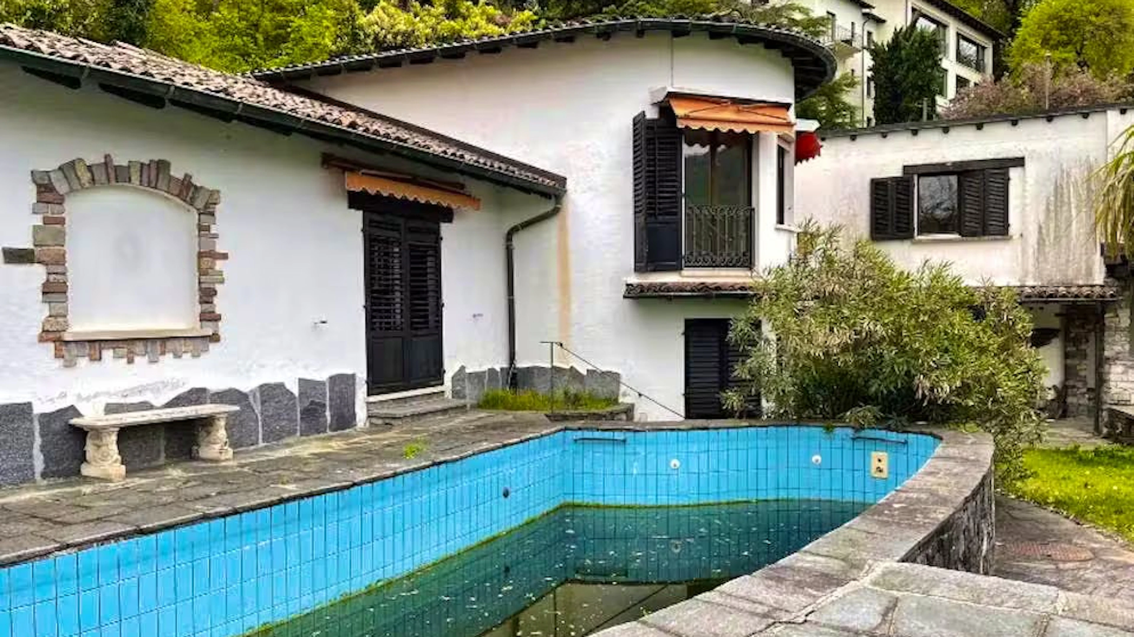 La villa sta perdendo valore perché è in cattive condizioni.