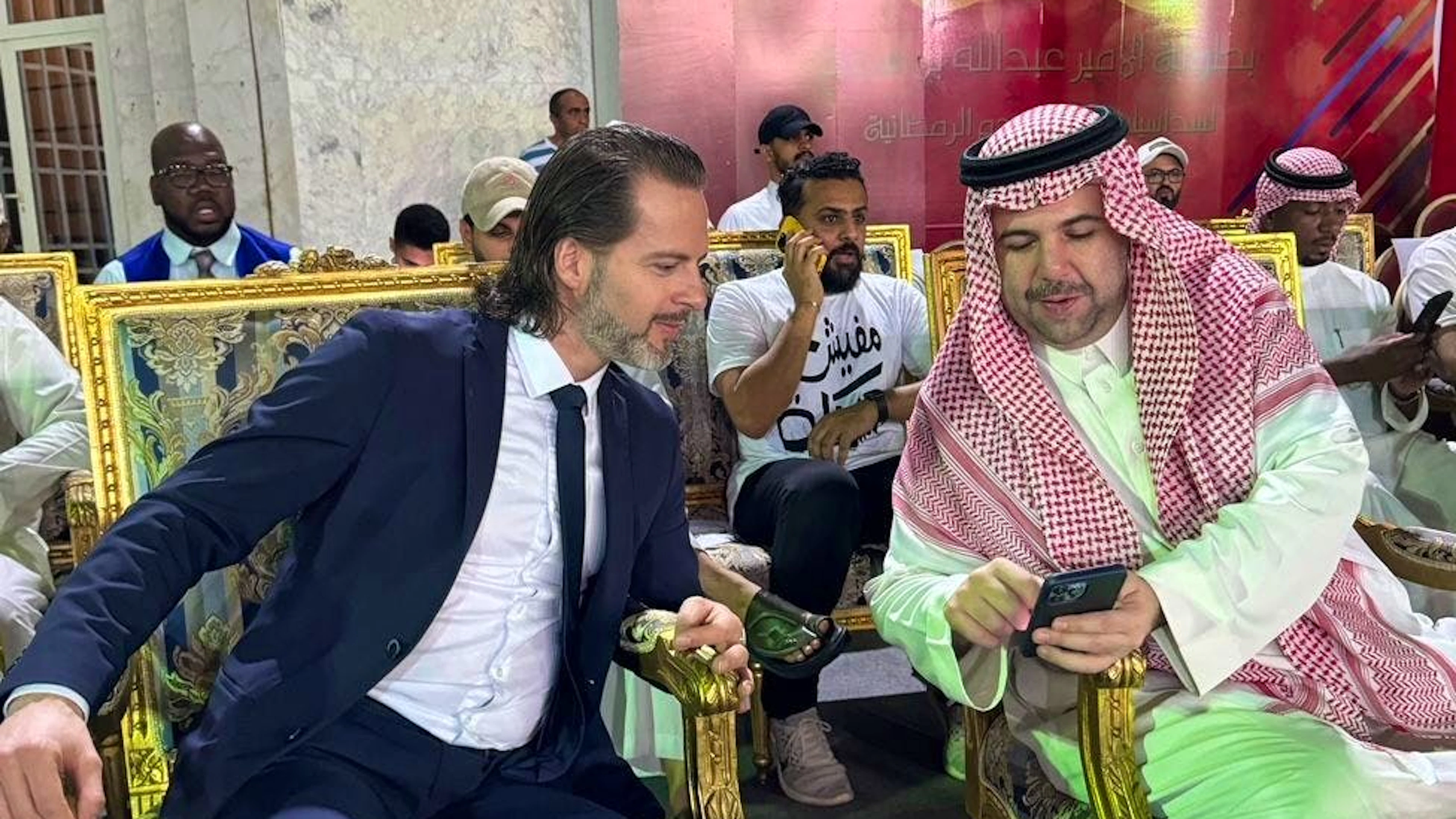 Jimmy Berisha zusammen mit Prinz Abdullah bin Saad bin Abdulaziz Al Saud.