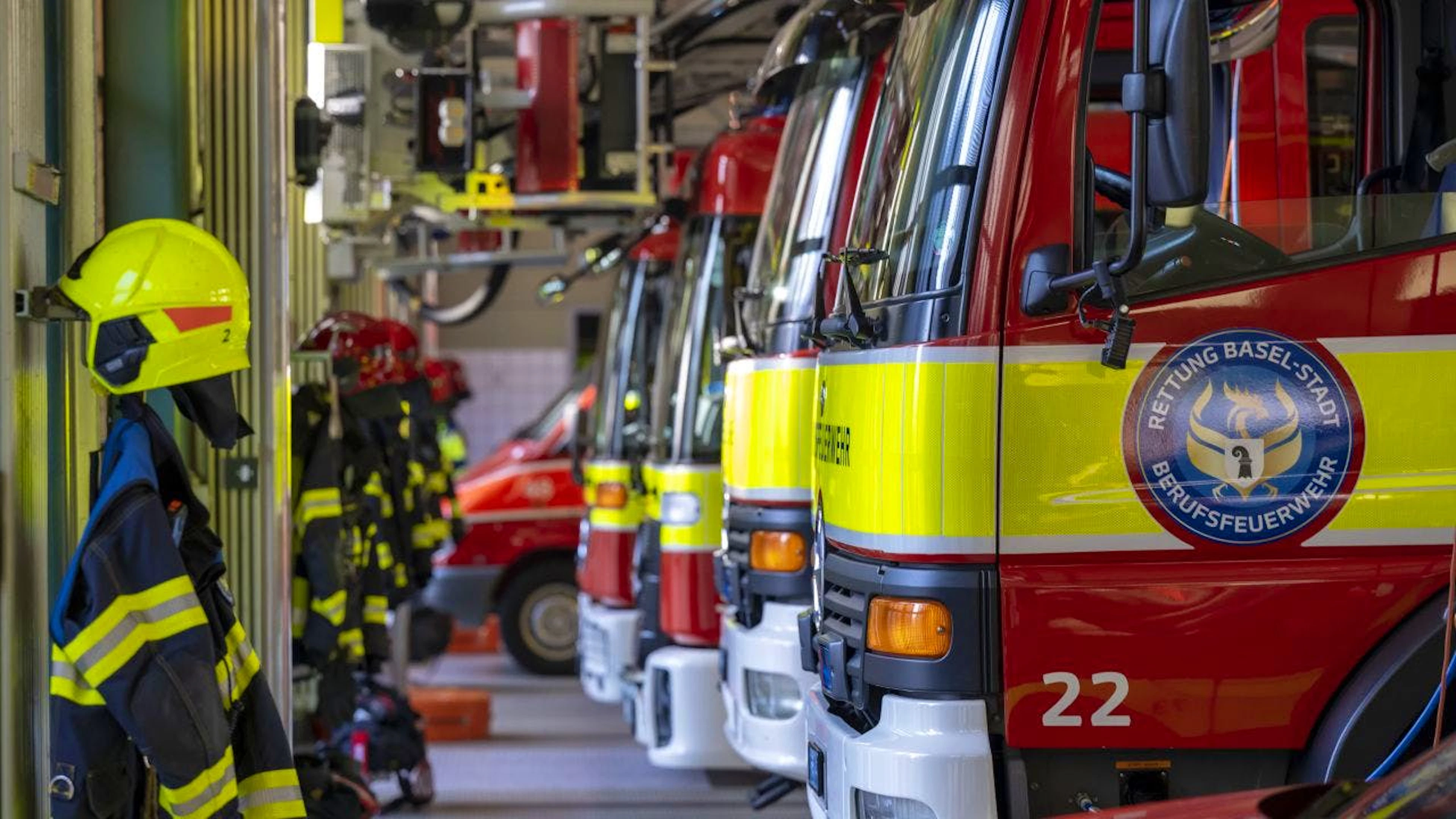 Die Berufsfeuerwehr der Rettung Basel-Stadt musste die Räumlichkeiten entrauchen. (Symbolbild)