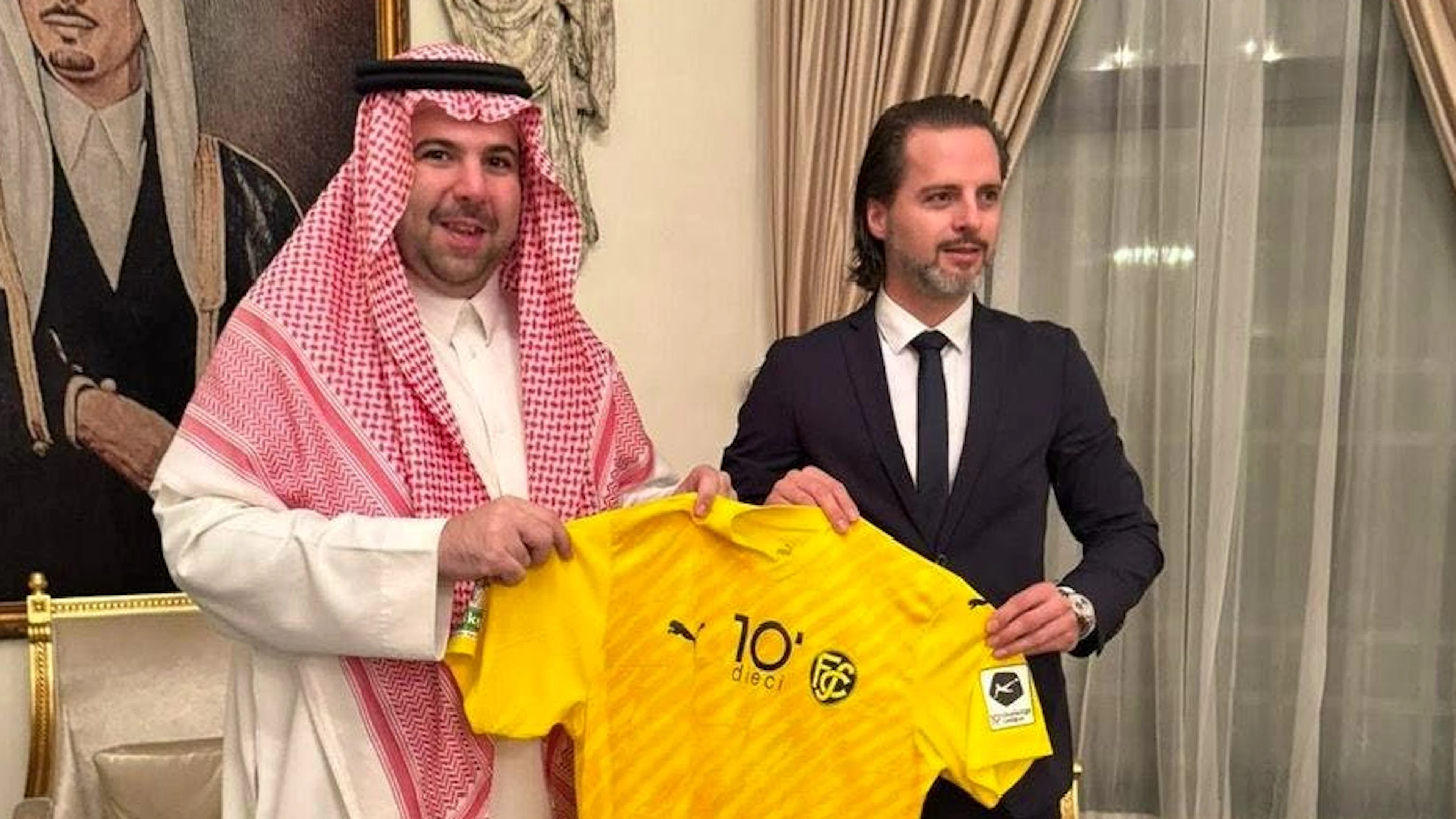 Eine gemeinsame Zukunft? Prinz Abdullah bin Saad bin Abdulaziz und Berisha präsentieren zusammen das Schaffhausen-Dress.