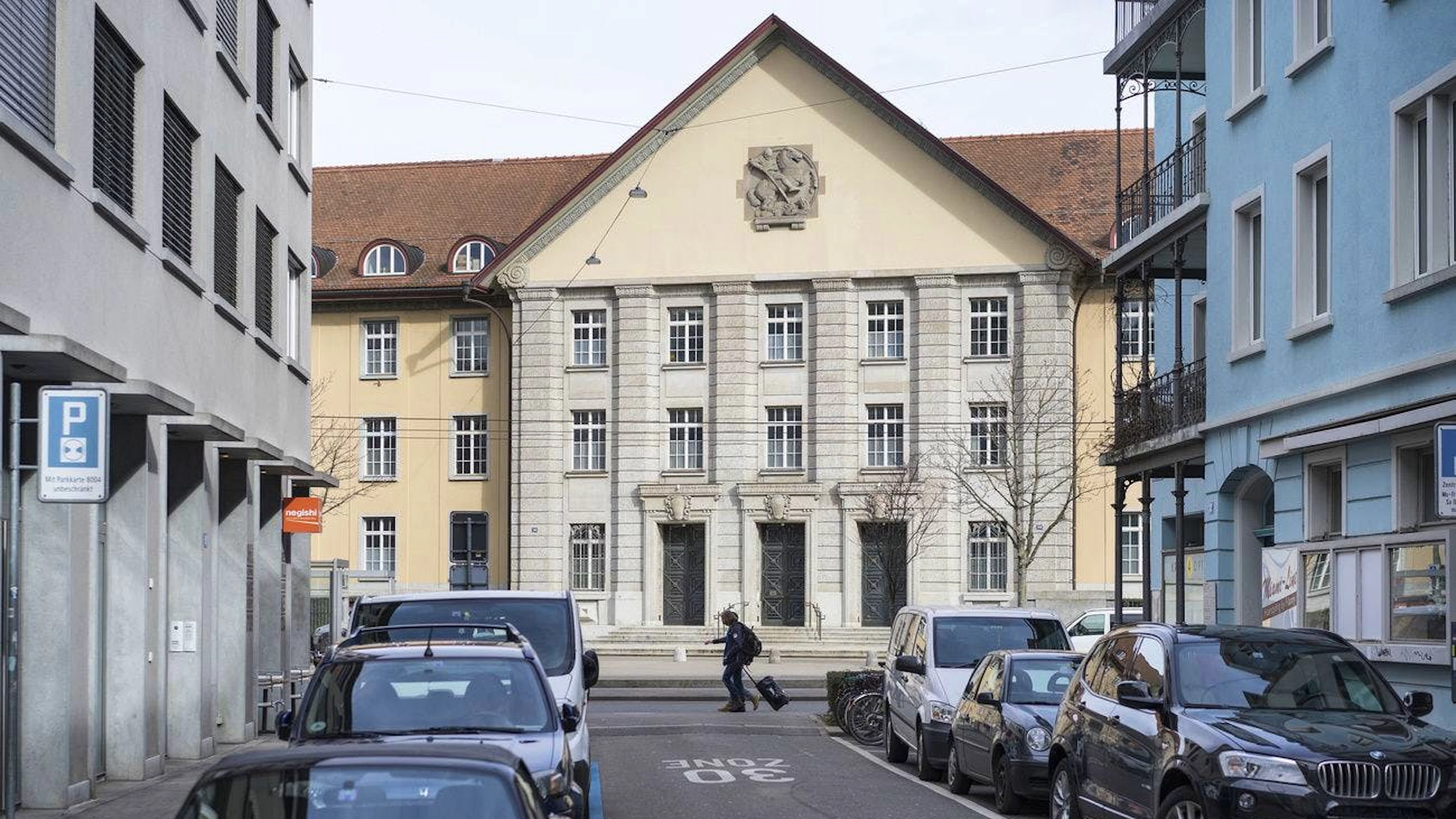 Das Bezirksgericht an der Badenerstrasse in Zürich muss sich erneut mit dem Fall eines Rechtsextremen befassen, der 2020 einen 18-Jährigen mit einem Messer schwer verletzte. (Archivbild)