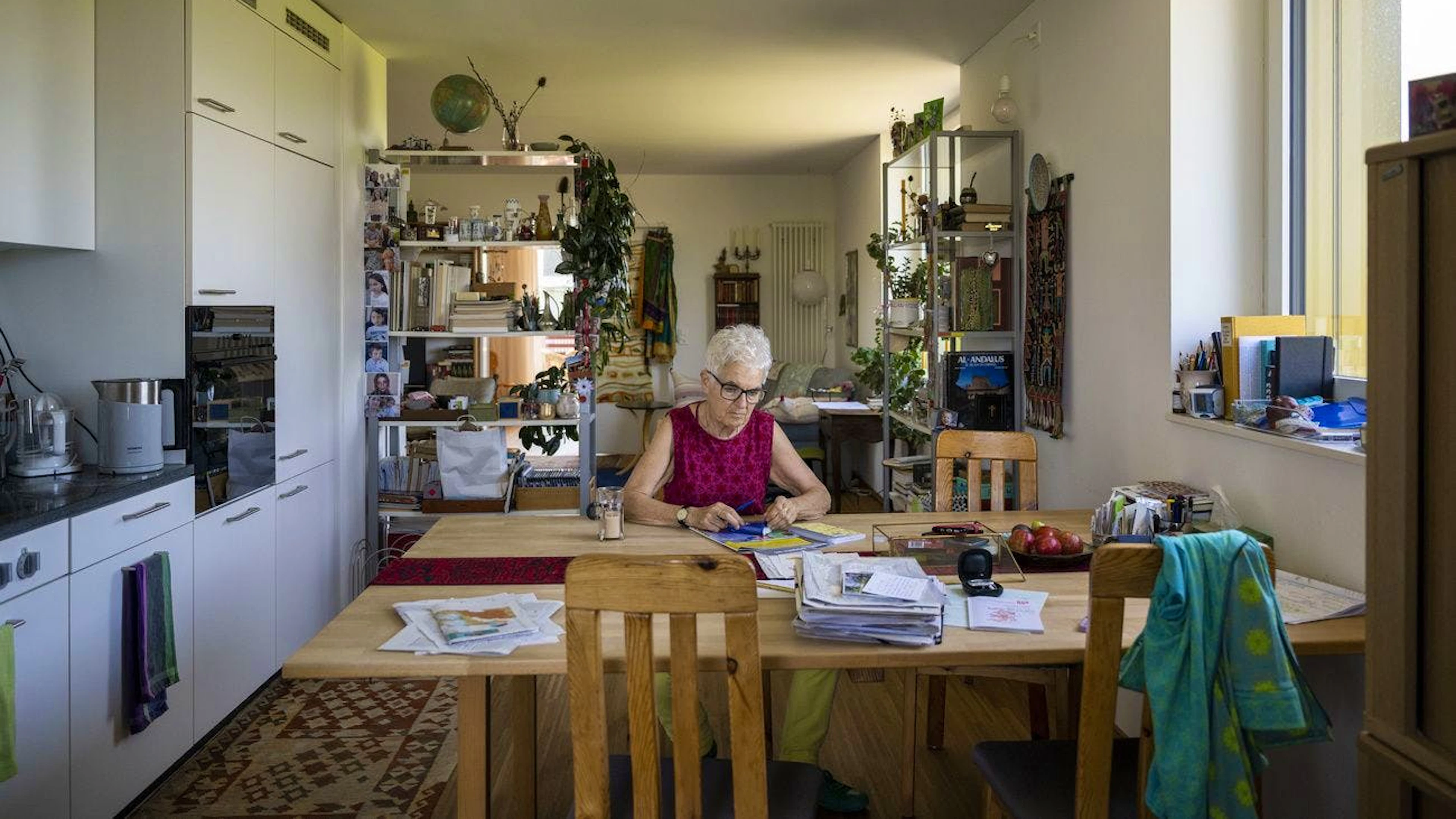 Diese Dame, die in ihrer Küche sitzt, hat mit den beschriebenen Fällen rein gar nichts zu tun. Das Foto, das zudem noch in Winterthur und nicht in Zürich entstanden ist, dient hier nur als Symbolbild.