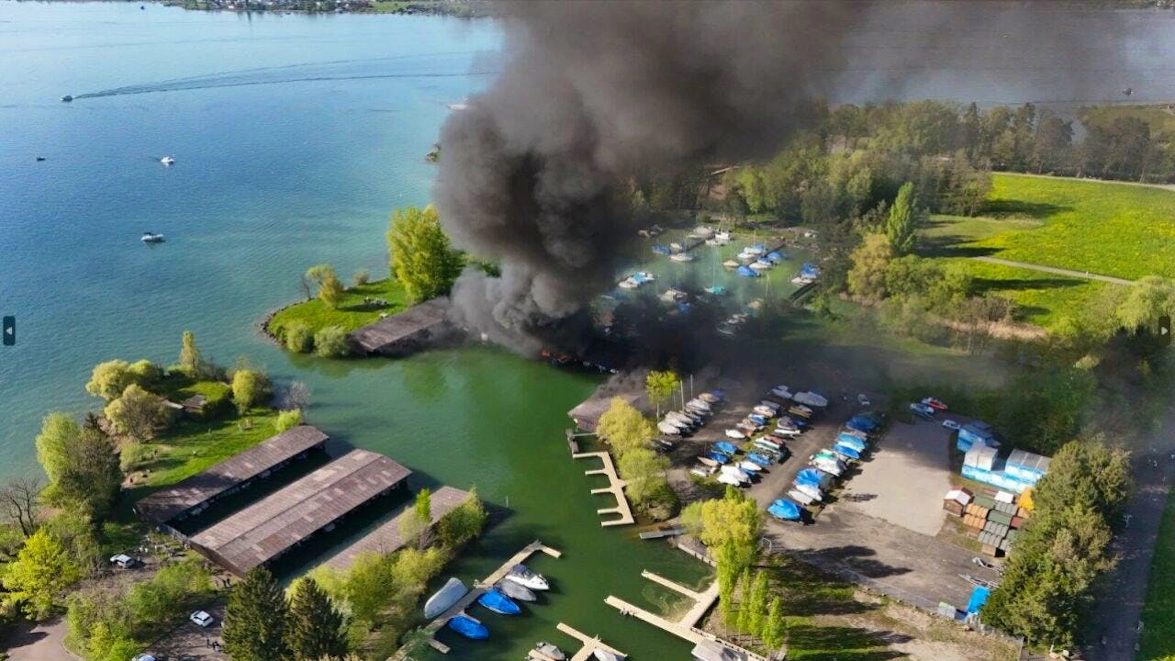Viel Zerstörung nach dem Brand im Hafen von Lachen, Schwyz, aber keine Verletzten.