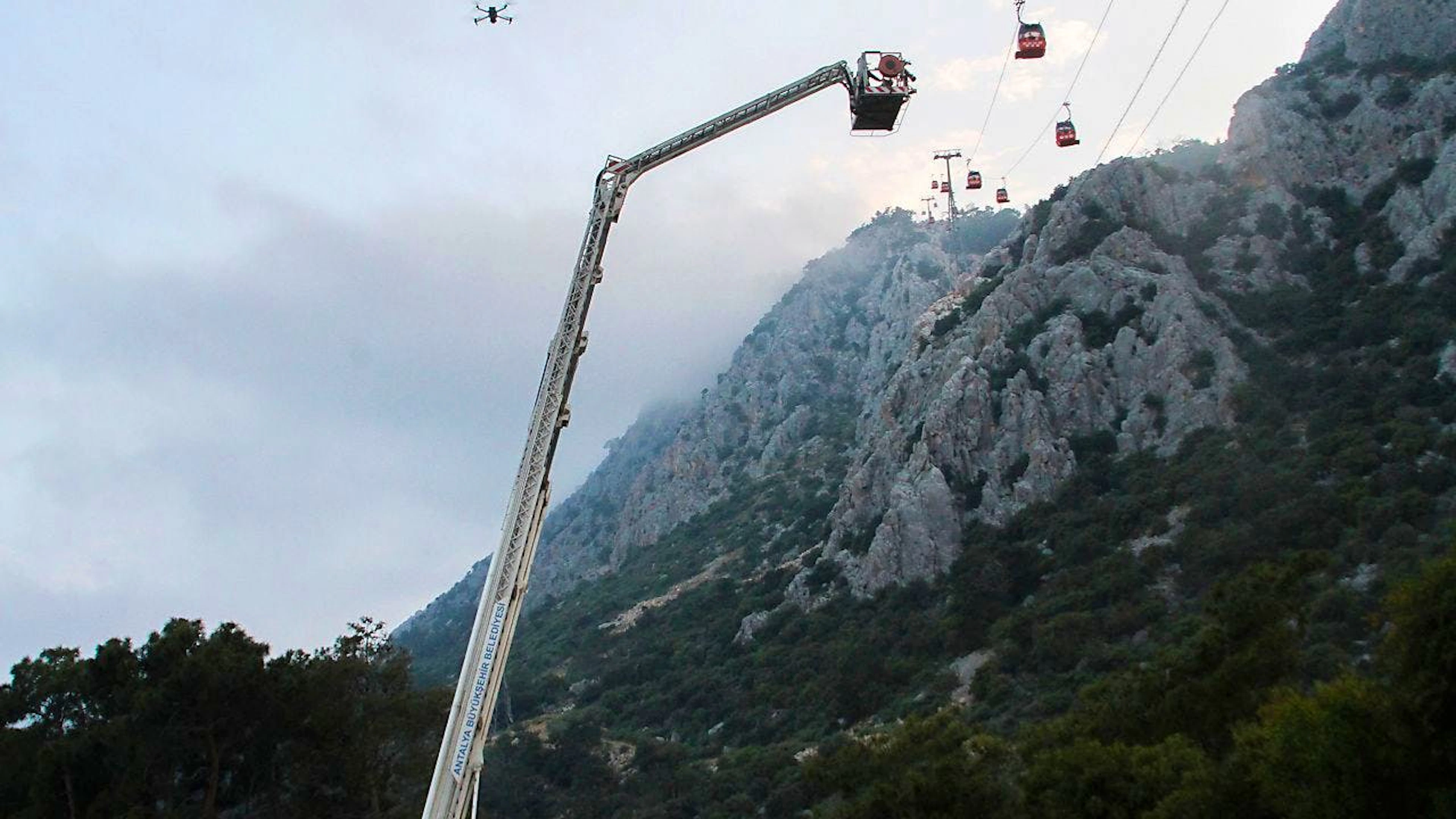 Eine der Gondeln der Seilbahn stürzte beim Einsturz eines Mastes in felsiges Gebiet, wie der türkische Innenminister Ali Yerlikaya mitteilte.