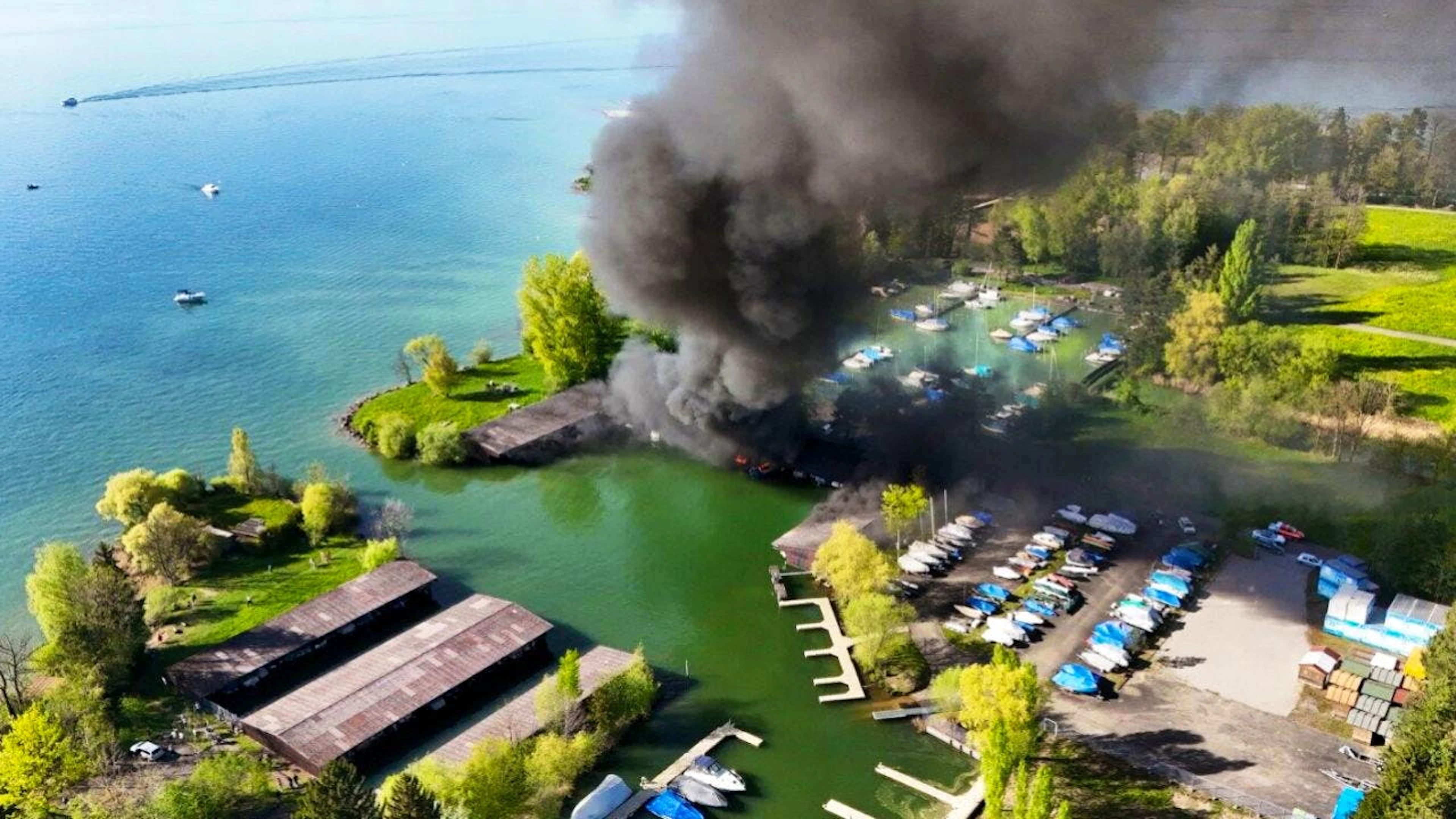 L'incendio ha completamente distrutto una decina di imbarcazioni nonché un capannone