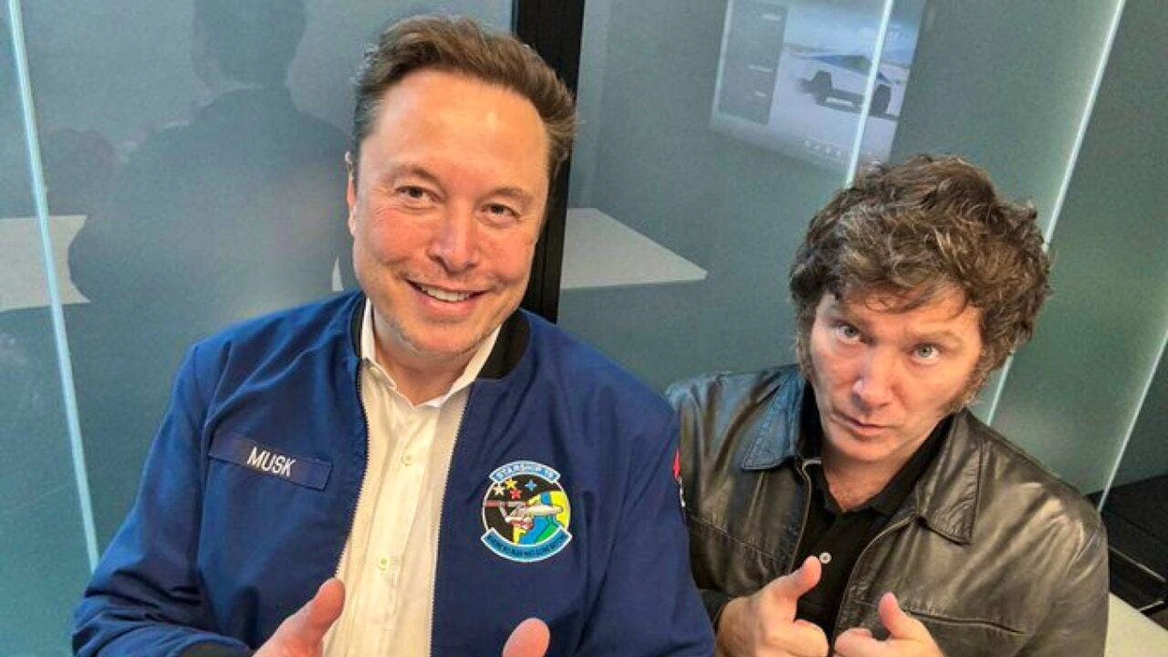 Le patron de Tesla, SpaceX et X, Elon Musk, a publié sur le réseau social une photo de lui avec le chef d'Etat argentin, Javier Milei, tous deux pouces en l'air.