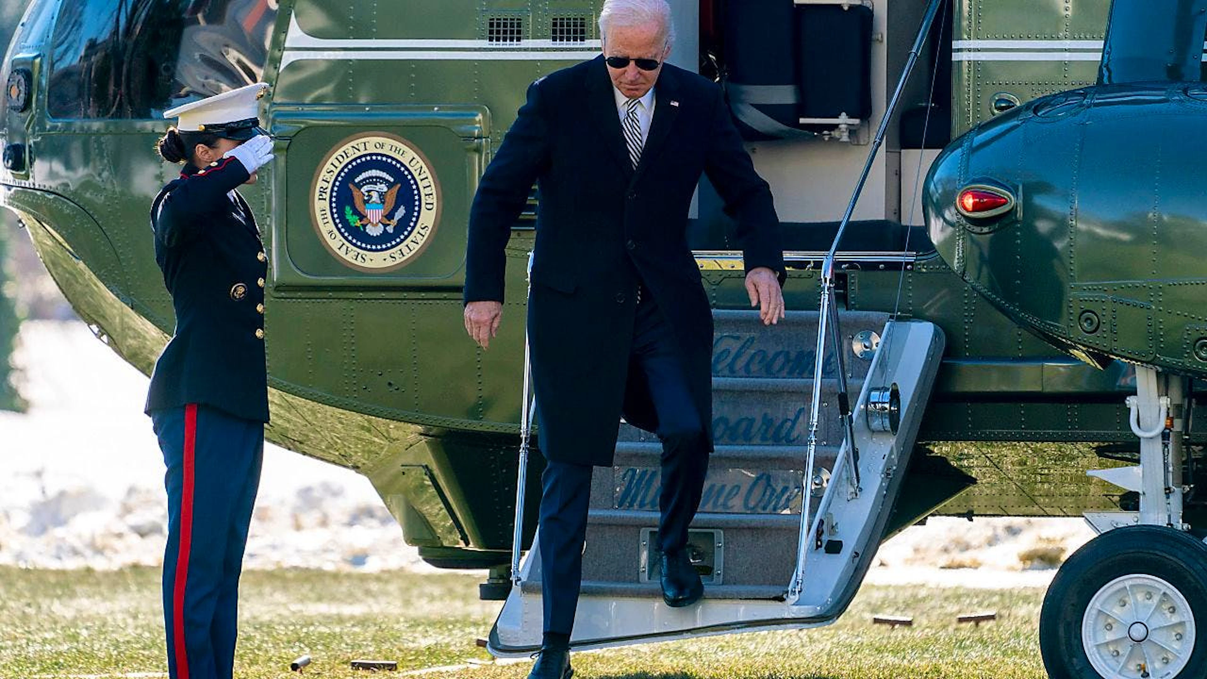 ARCHIV - Joe Biden, Präsident der USA, steigt aus der der Maschine Marine One. Er verkürzte den Aufenthalt in seinem Strandhaus in Rehoboth Beach im US-Bundesstaat Delaware, um sich im Weißen Haus mit seinem Sicherheitsteam über die extrem angespannte Lage im Nahen Osten beraten. Foto: Andrew Harnik/AP/dpa