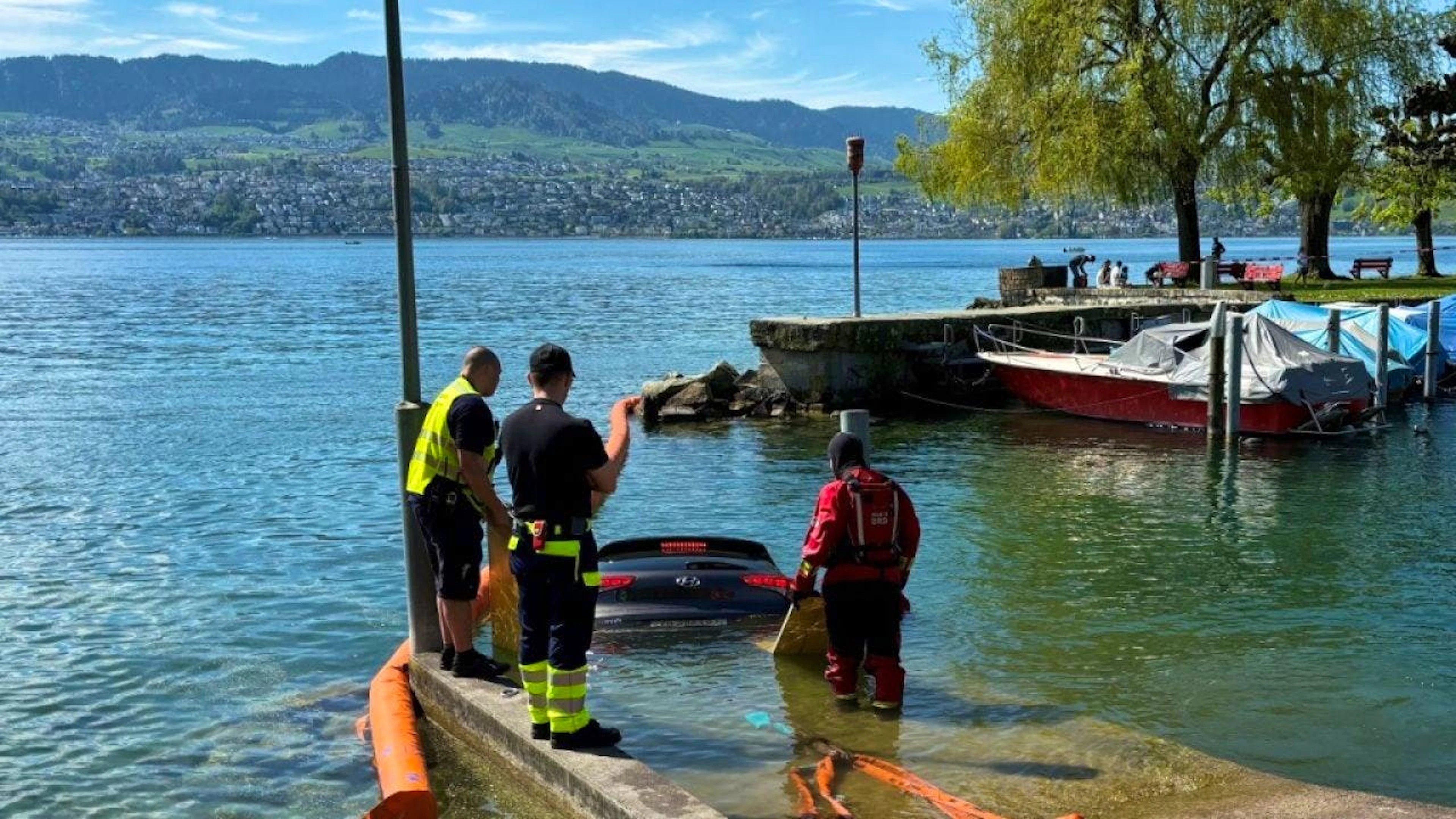 La voiture s'est mise à rouler toute seule avant de tomber dans le lac.