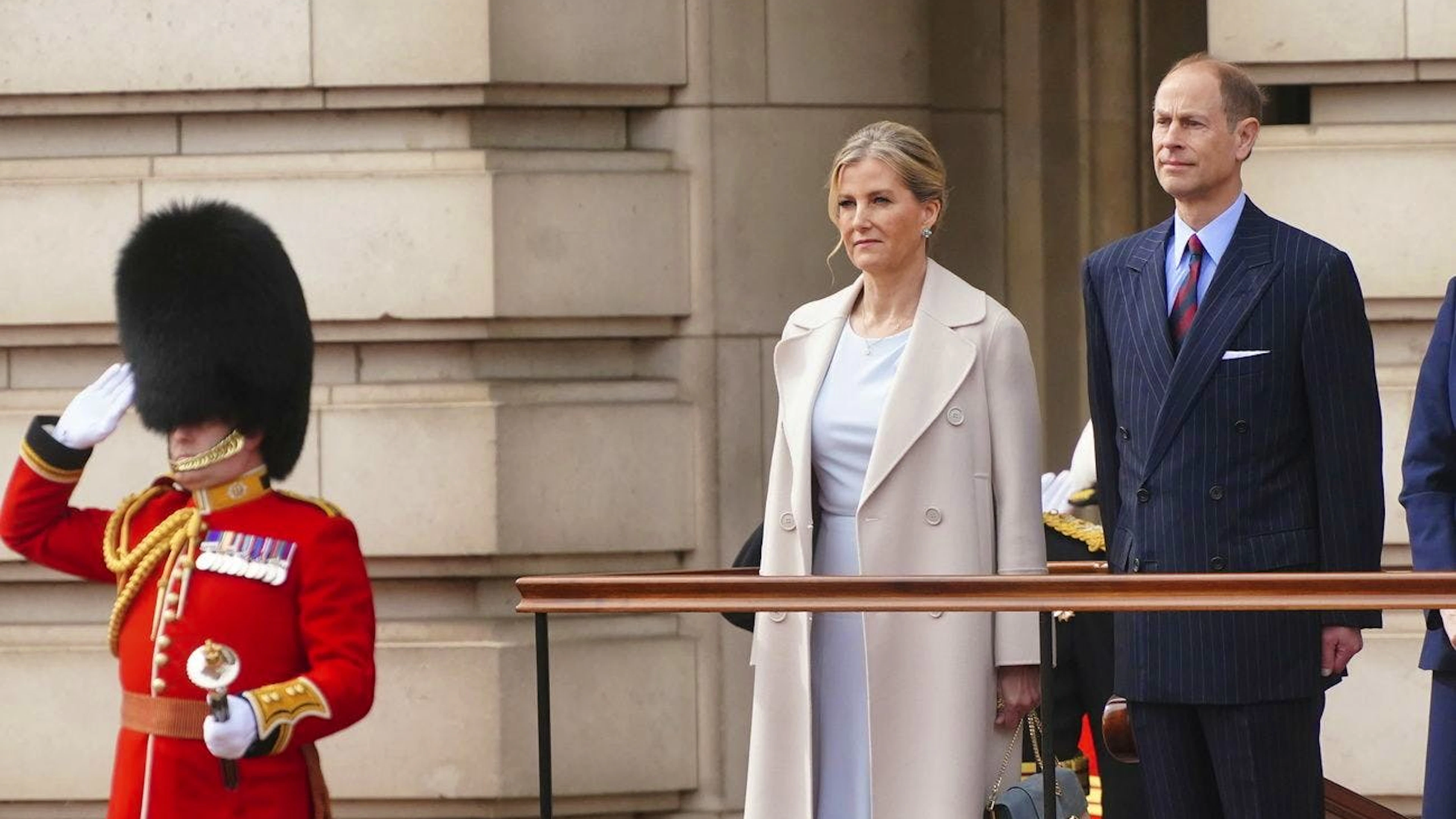 Il principe Edoardo con sua moglie, la duchessa Sophie, con un soldato della guardia scozzese di fronte a Buckingham Palace a Londra. (8 aprile 2024)