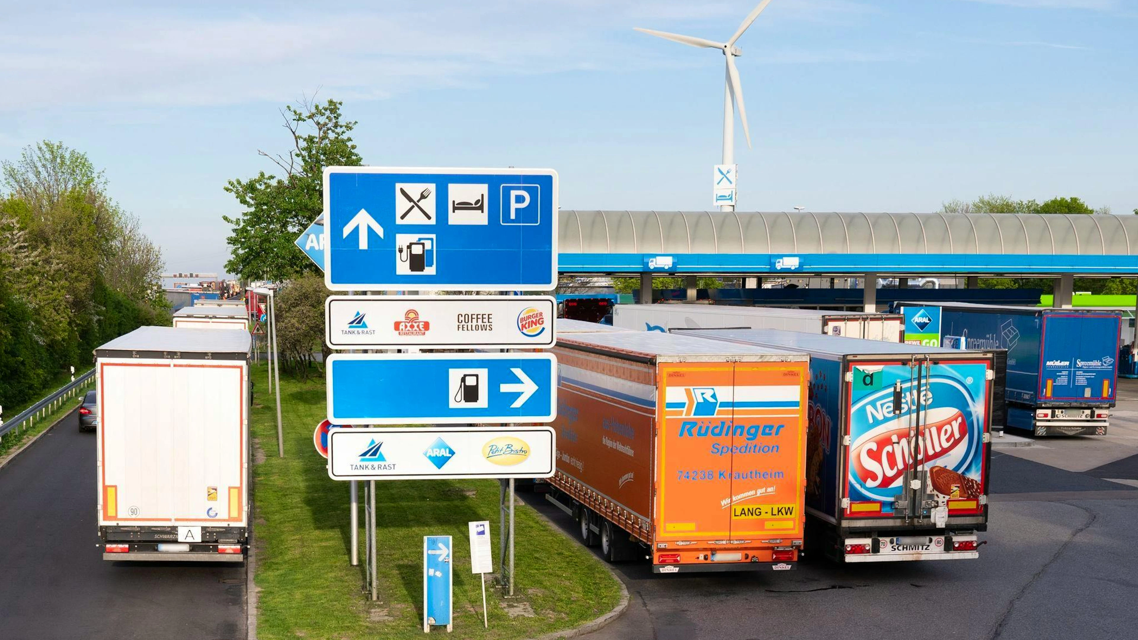 Ein Autofahrer vergass am Sonntagmorgen seine Frau an einer Autobahnraststätte in Deutschland.