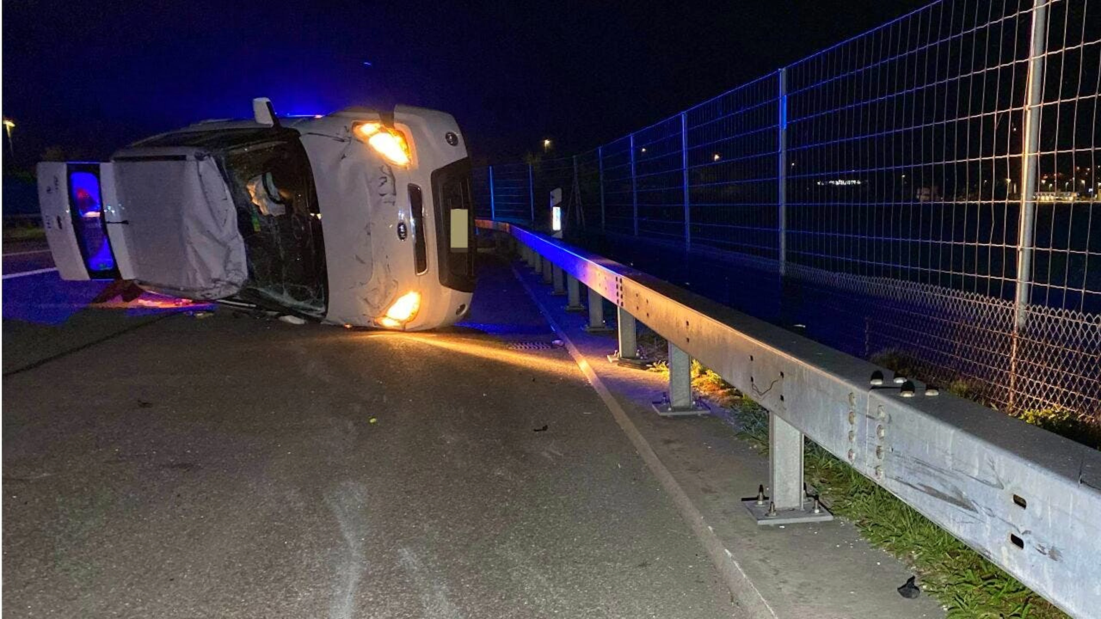 Nach einem Unfall auf der A1 lag ein Auto seitlich auf dem Pannenstreifen bei Härkingen SO.