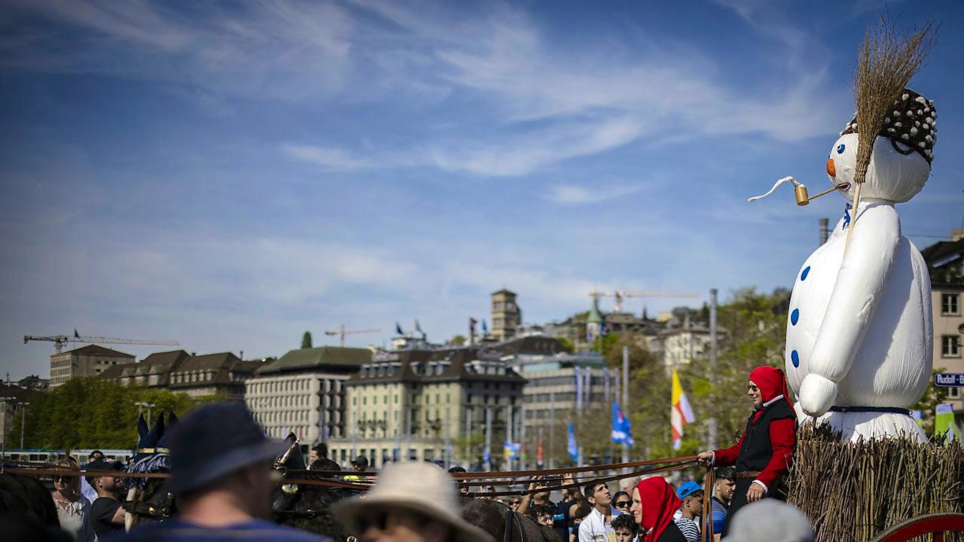 Der Zürcher Böögg war am Sonntag am Kinderumzug dabei. Inzwischen steht er mitten auf dem Sechseläutenplatz.