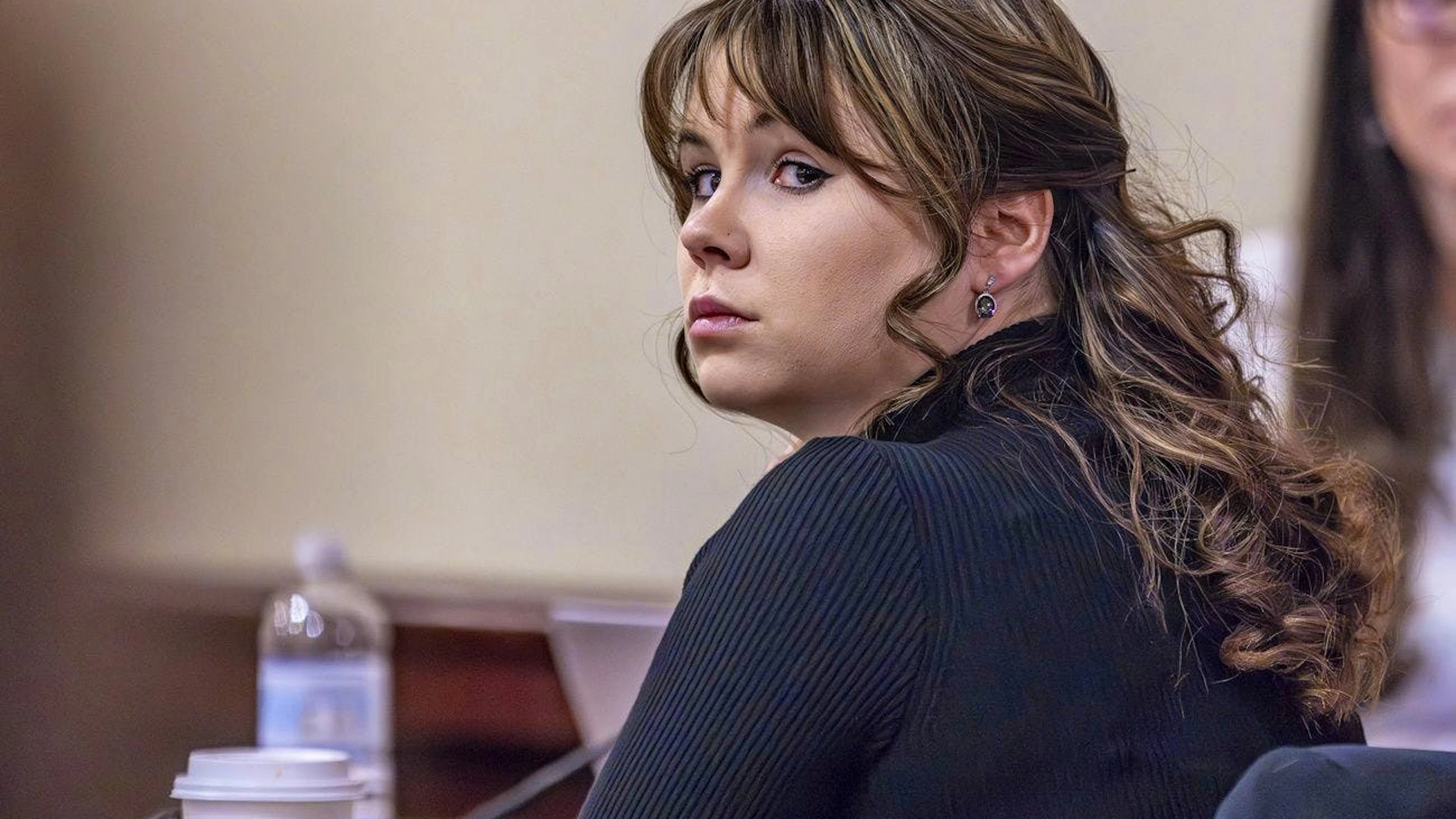 DOSSIER - Hannah Gutierrez-Reed, l'ancienne armurière du film «Rust», écoute les plaidoiries finales de son procès au tribunal de district, mercredi 6 mars 2024, à Santa Fe, N.M. Gutierrez-Reed a été incarcérée dans une prison du comté avant une audience de détermination de la peine prévue, lundi 15 avril 2024, pour une condamnation d'homicide involontaire. (Luis Sánchez Saturno/Santa Fe New Mexican via AP, Pool, File)