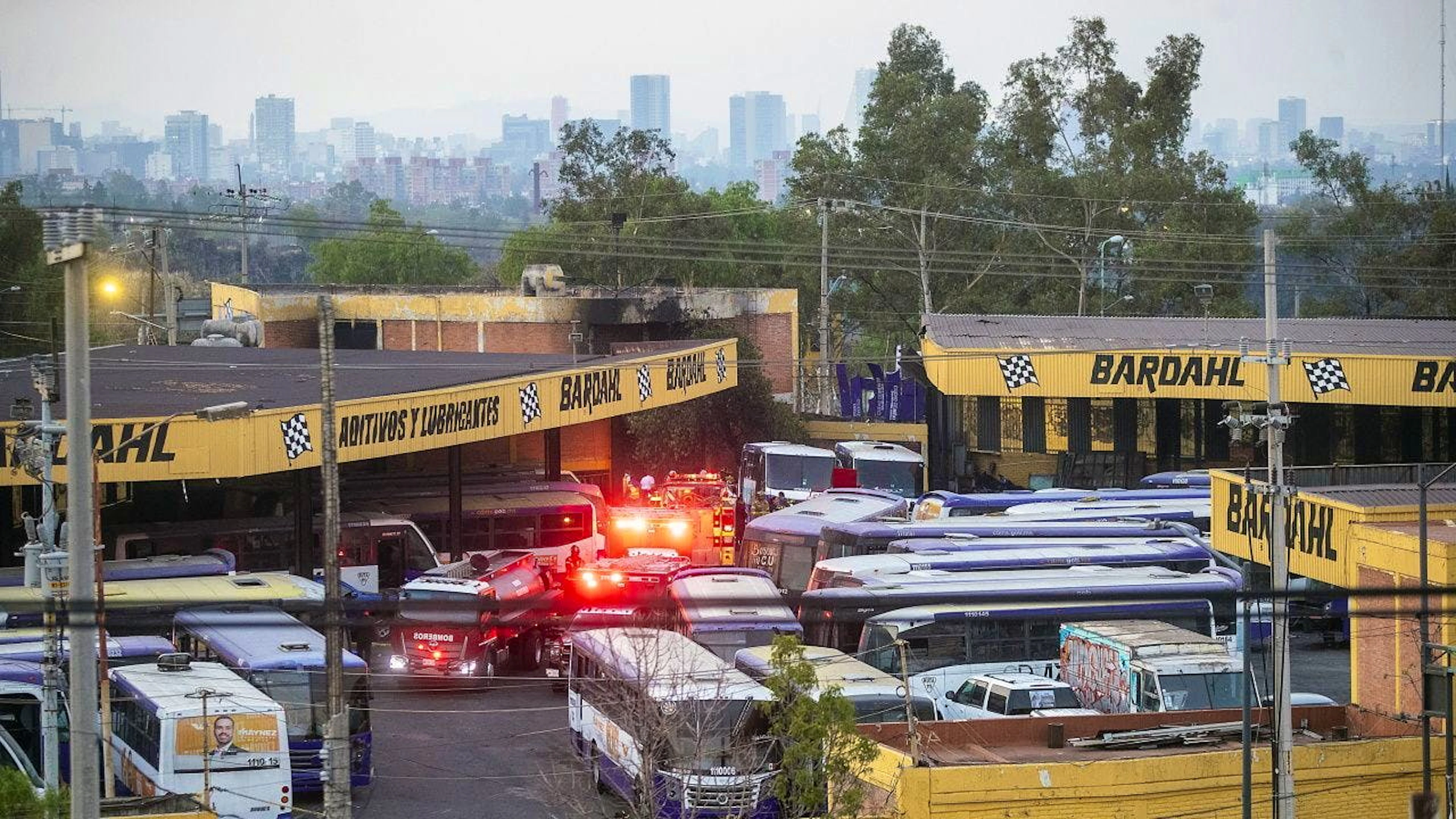 La struttura di riparazione di mezzi di trasporto pubblico sopra la quale è precipitato l'elicottero