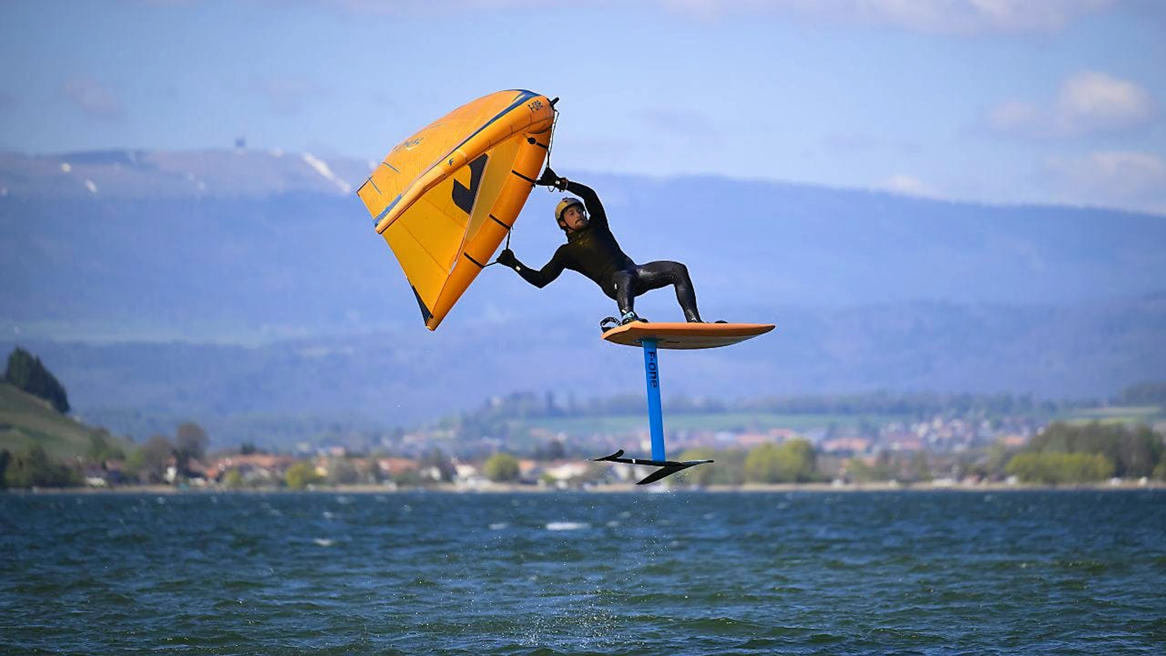 Im Hallwilersee dürfen ab dem 1. Mai auch Segelschiffe mit Foils verkehren. Allerdings müssen sie dabei einen Mindestabstand von 150 Meter vom Ufer einhalten. (Archivbild)