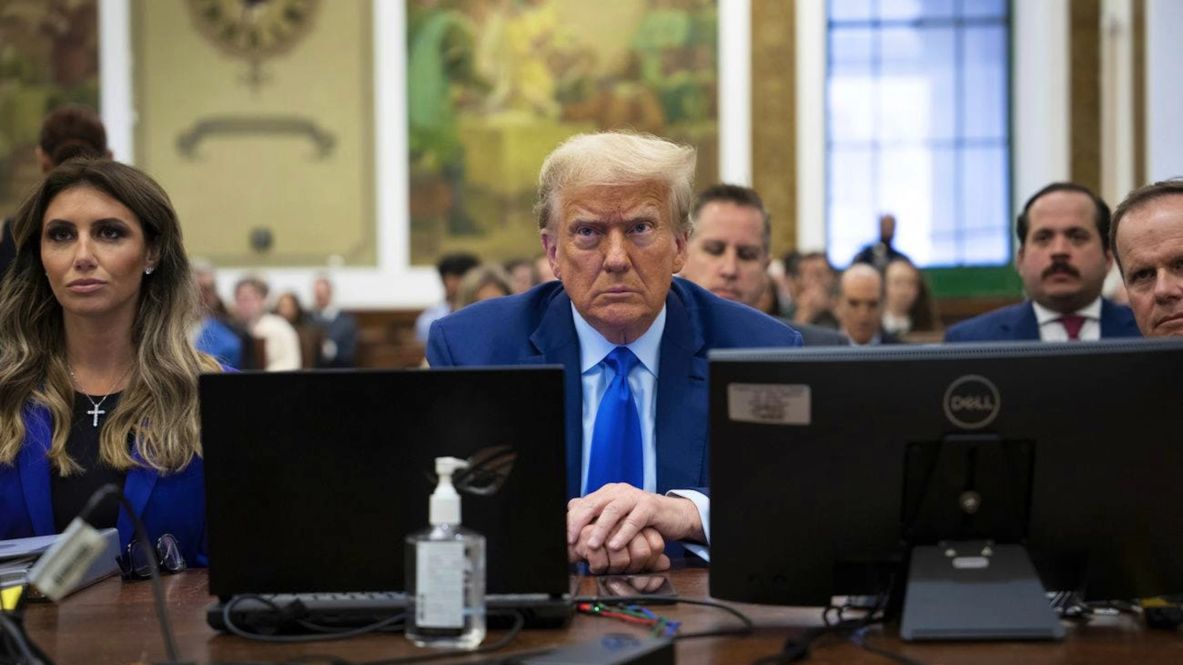 Der ehemalige US-Präsident Donald Trump und seine Anwält*innen bei einem seiner vielen Prozesse in einem Gerichtssaal in New York. (24. Oktober 2023)