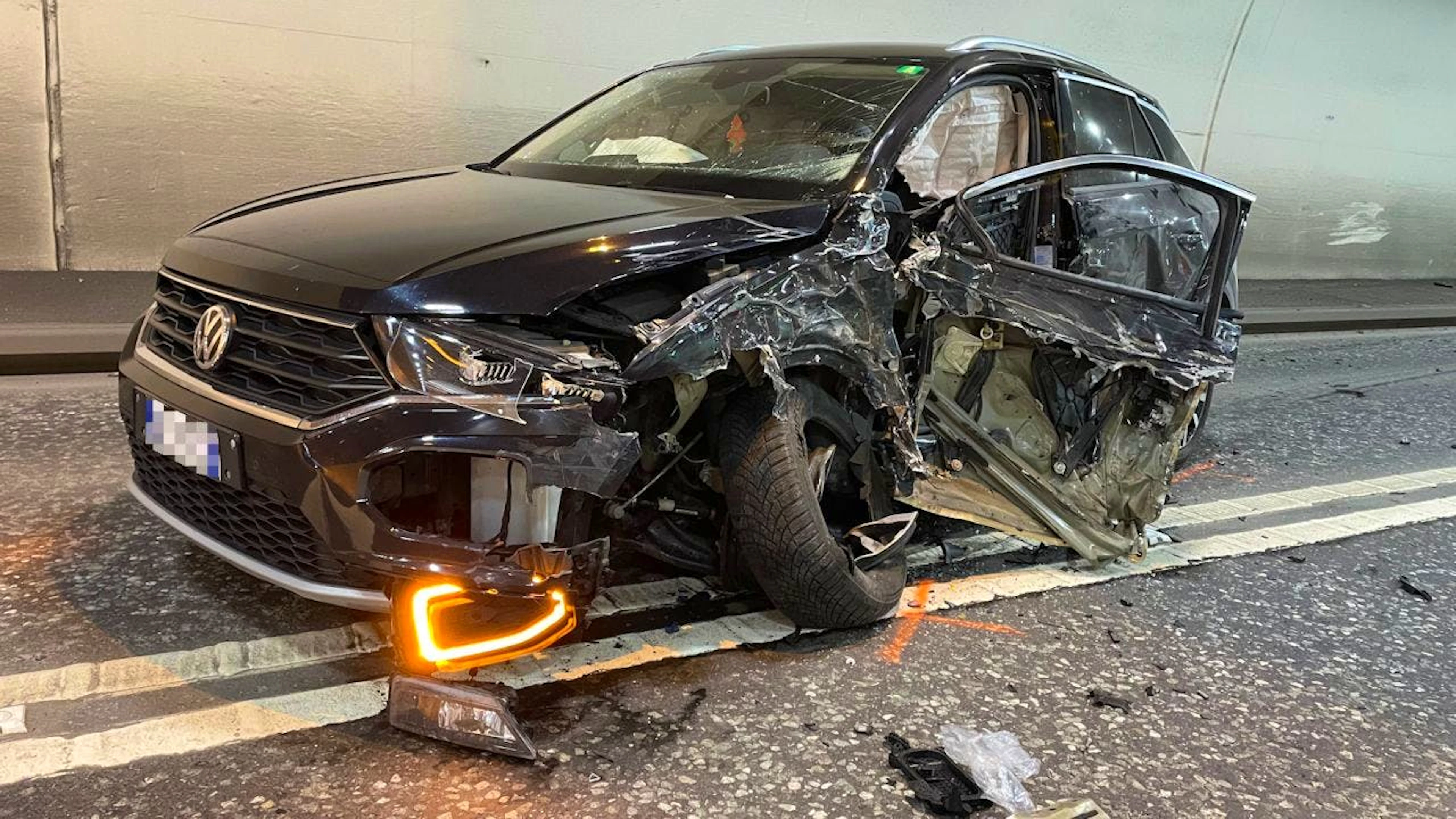 L'auto è andata completamente distrutta
