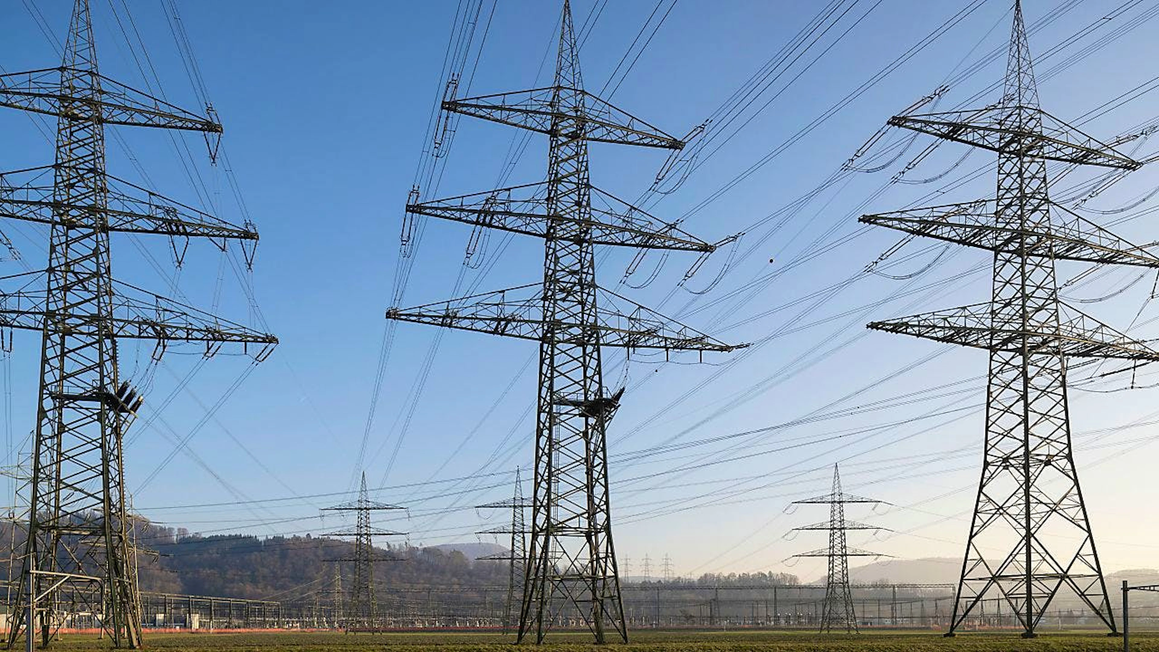 Im Zentrum der Strategie 2027 von Swissgrid steht nach deren Angaben die langfristige Gewährleistung der netzseitigen Versorgungssicherheit. Dafür müsse die Kapazität des Netzes erhöht werden. (Archivbild).