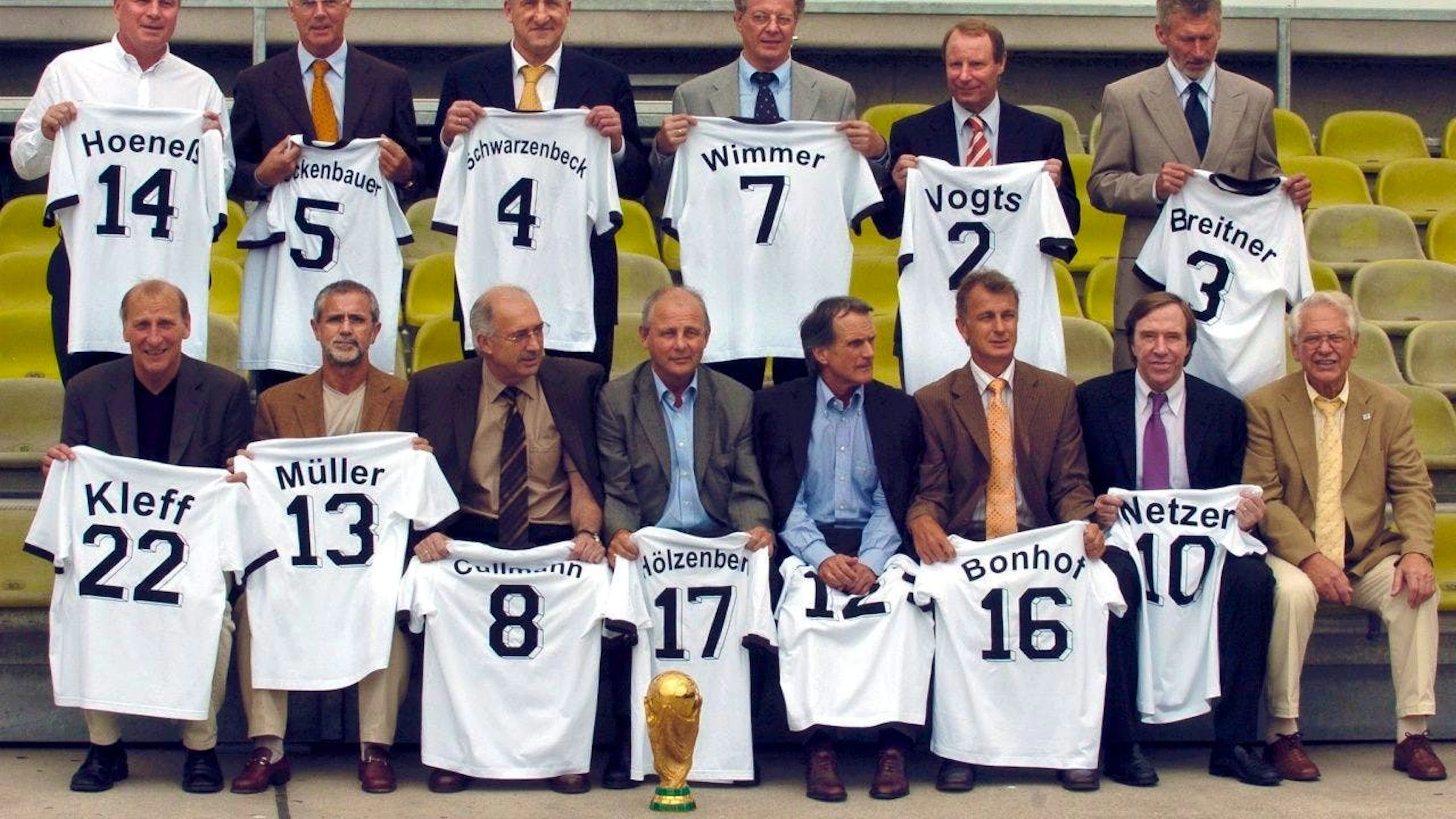 Bernd Hölzenbein (untere Reihe, 4. von links), der 1974 Teil des deutschen Weltmeisterteams ist, stirbt im Alter von 78 Jahren.