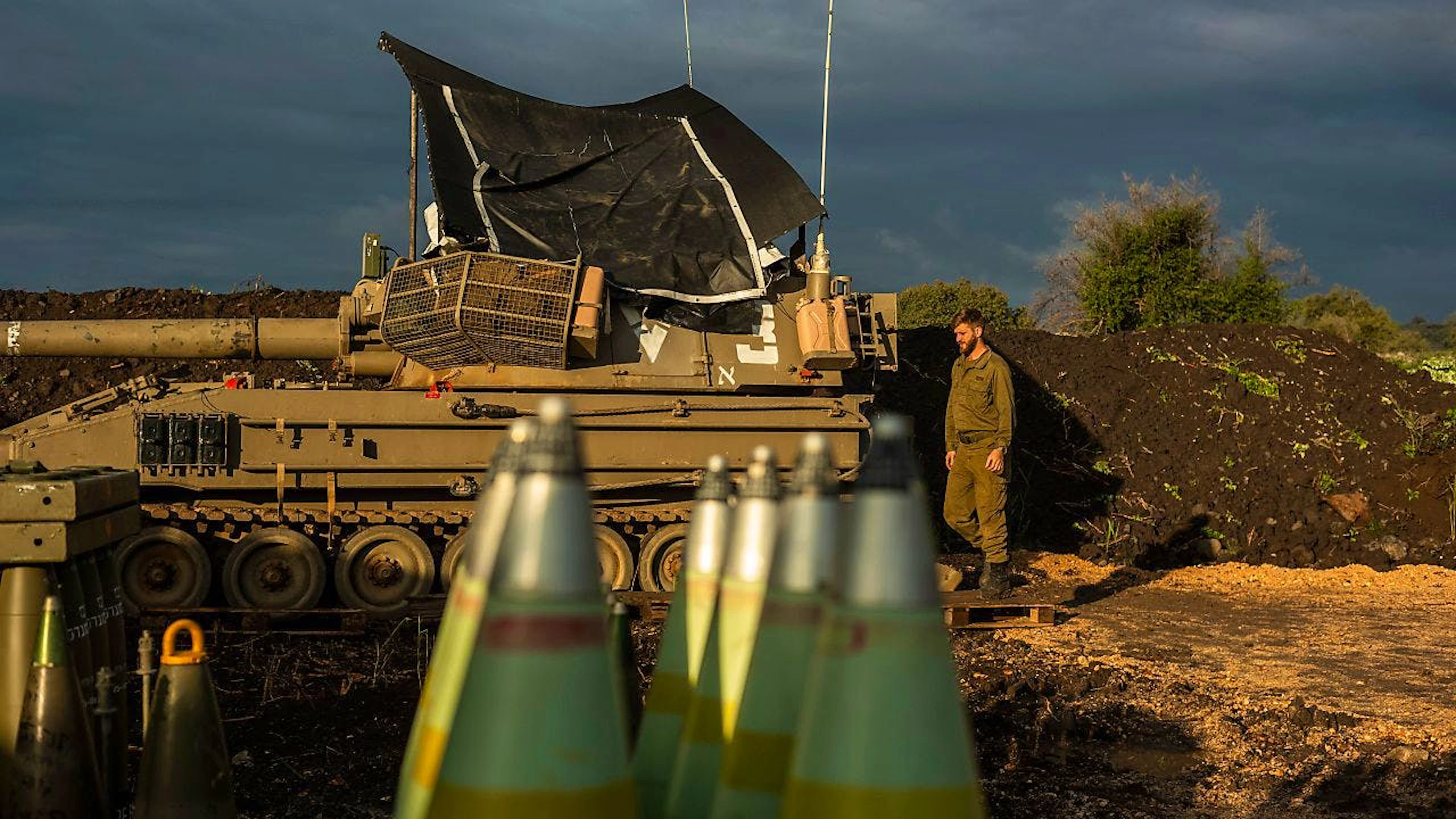 ARCHIV - Ein israelischer Artilleriesoldat steht nahe der Grenze zu Libanon neben einem Panzer. Foto: Ilia Yefimovich/dpa