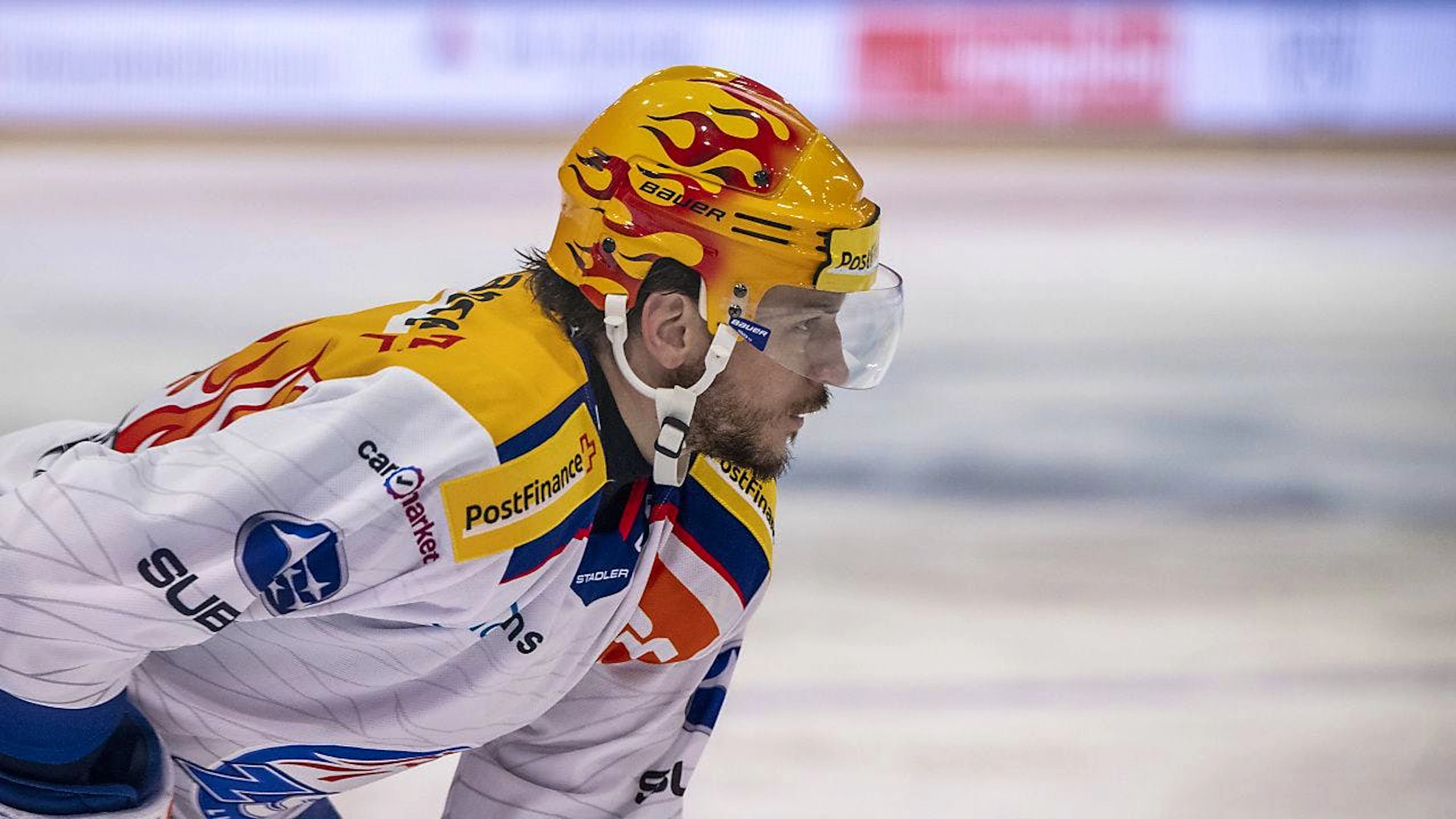ZSC-Topskorer Sven Andrighetto spielt nach einem Handbruch mit einer Schiene