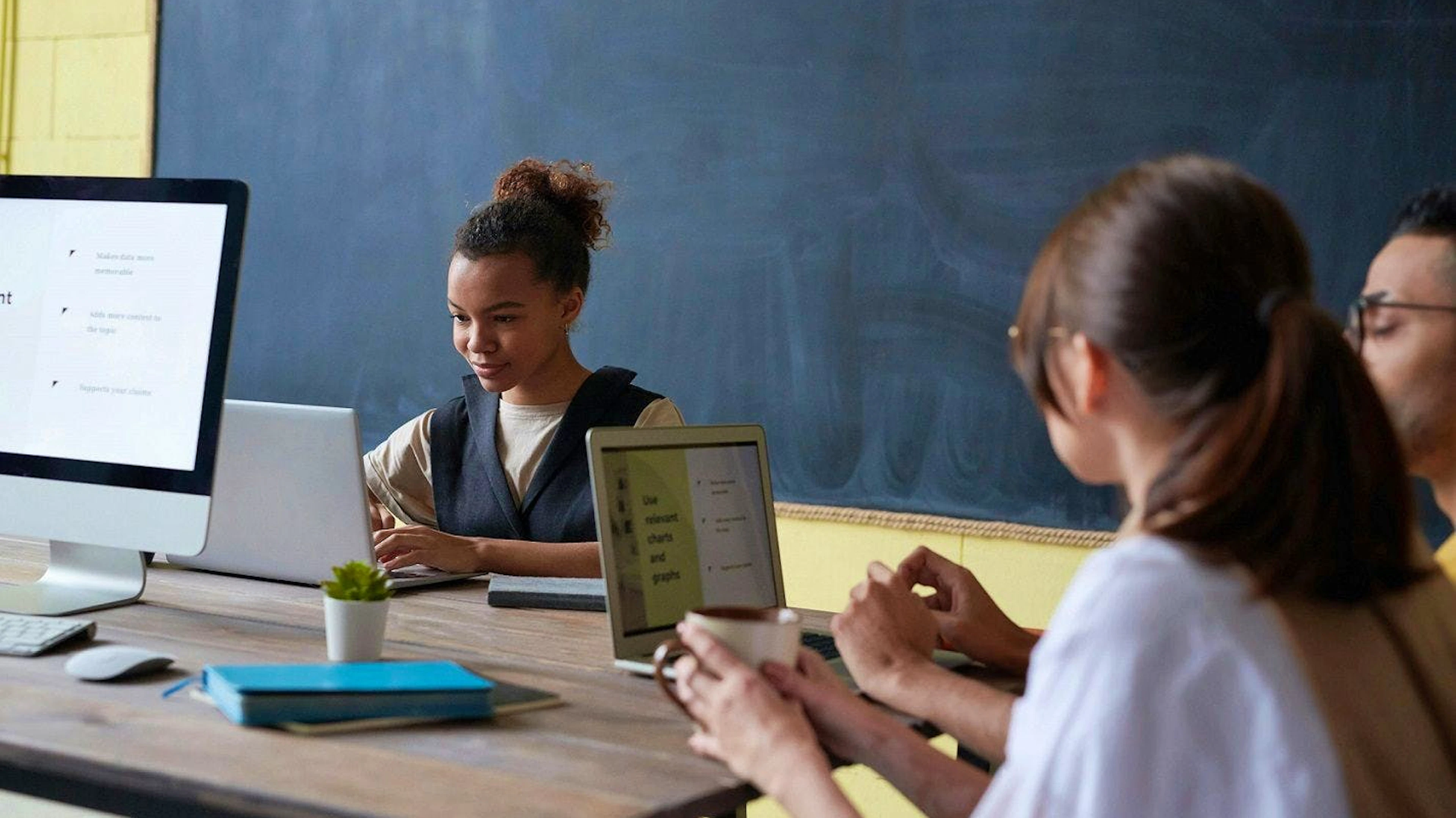 Nel nuovo programma di Swisscom i bambini analizzano nel dettaglio la catena di creazione del valore dello smartphone: apprendono il valore di uno smartphone e come utilizzarlo in modo sostenibile.