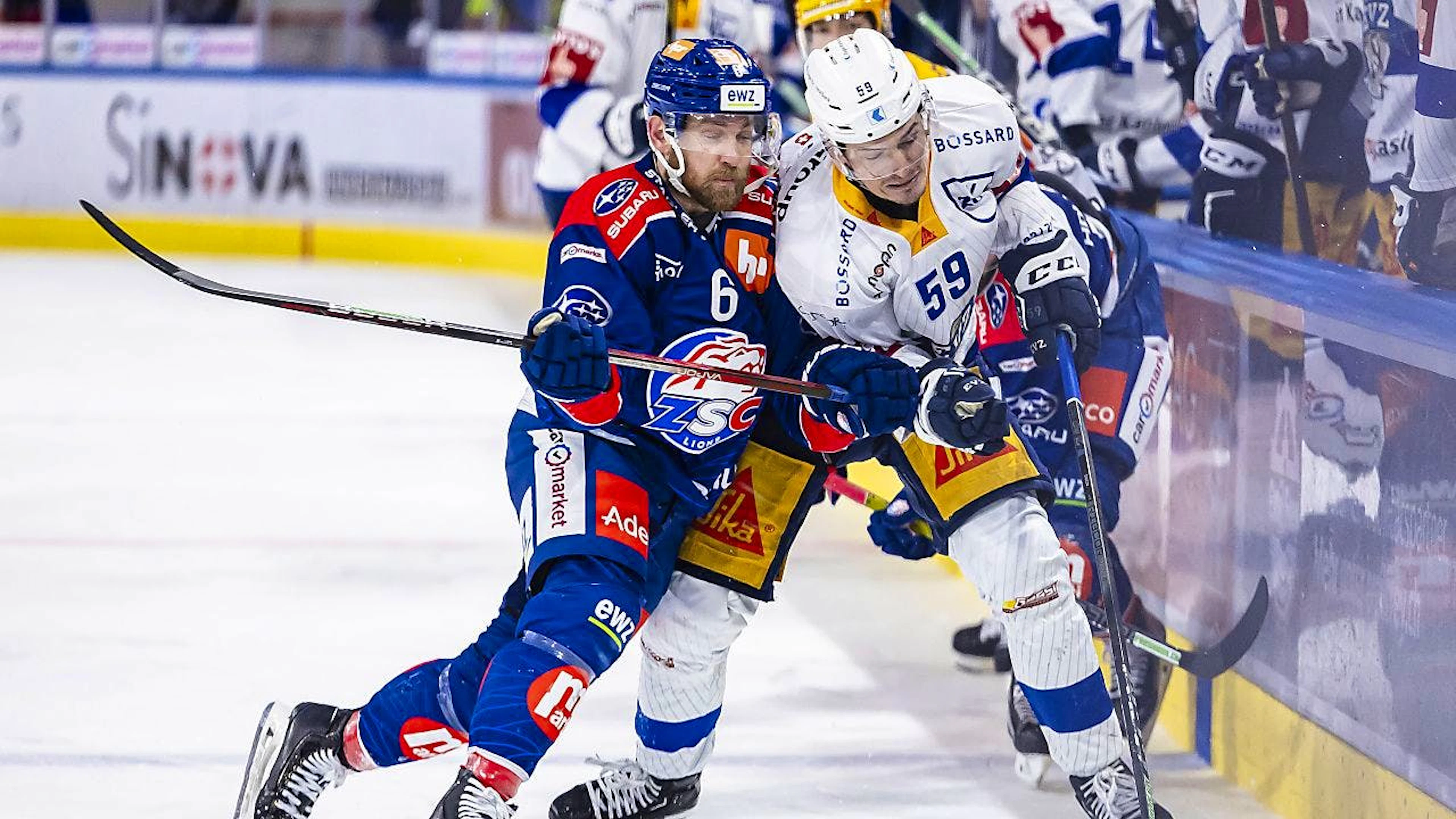 Der ZSC-Verteidiger Yannick Weber (links) checkt in den Playoff-Halbfinals Zugs Dario Simion