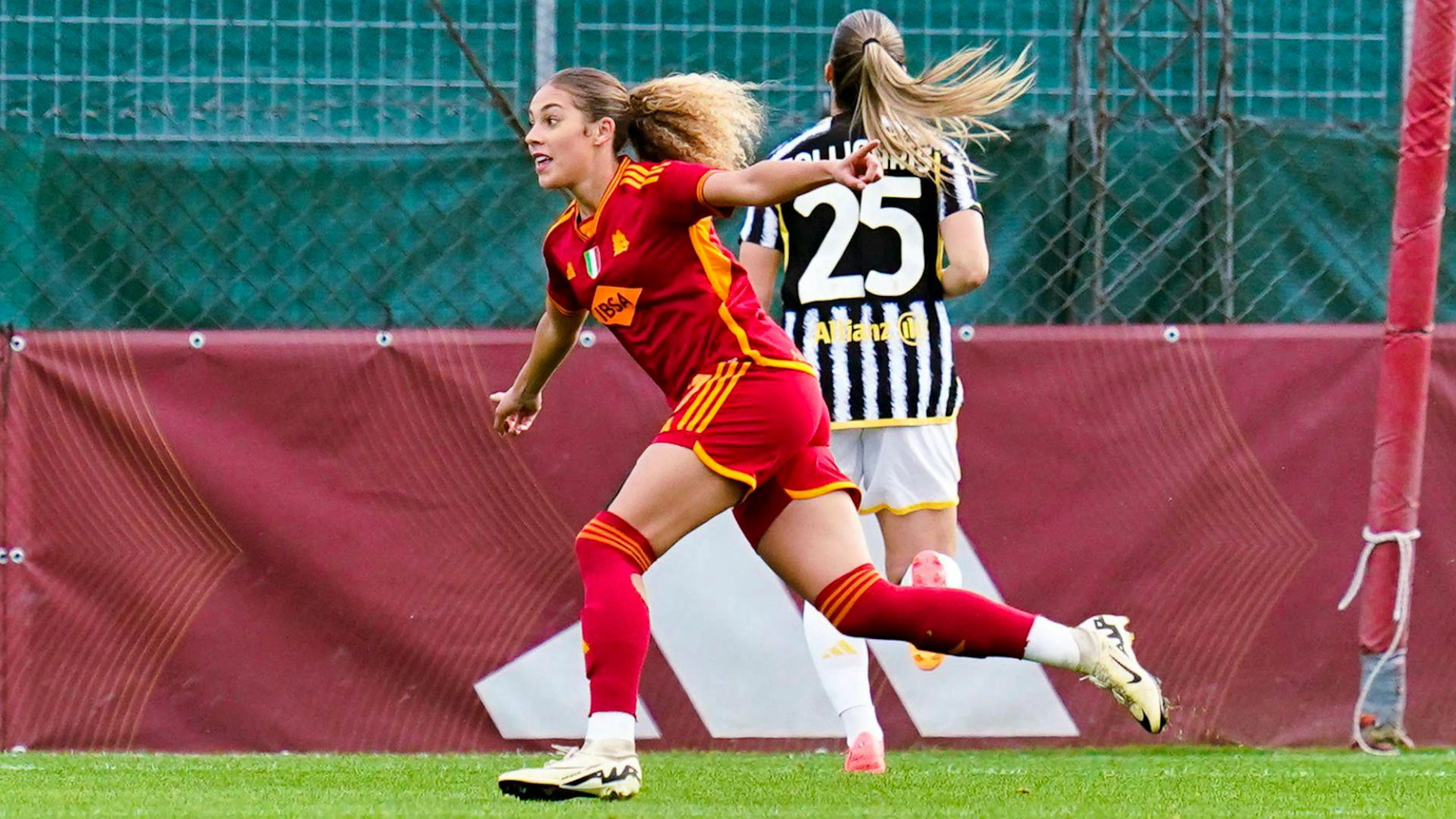 Roma-Stürmerin Alayah Pilgrim lässt Viola Calligaris stehen und bejubelt ihren Treffer.
