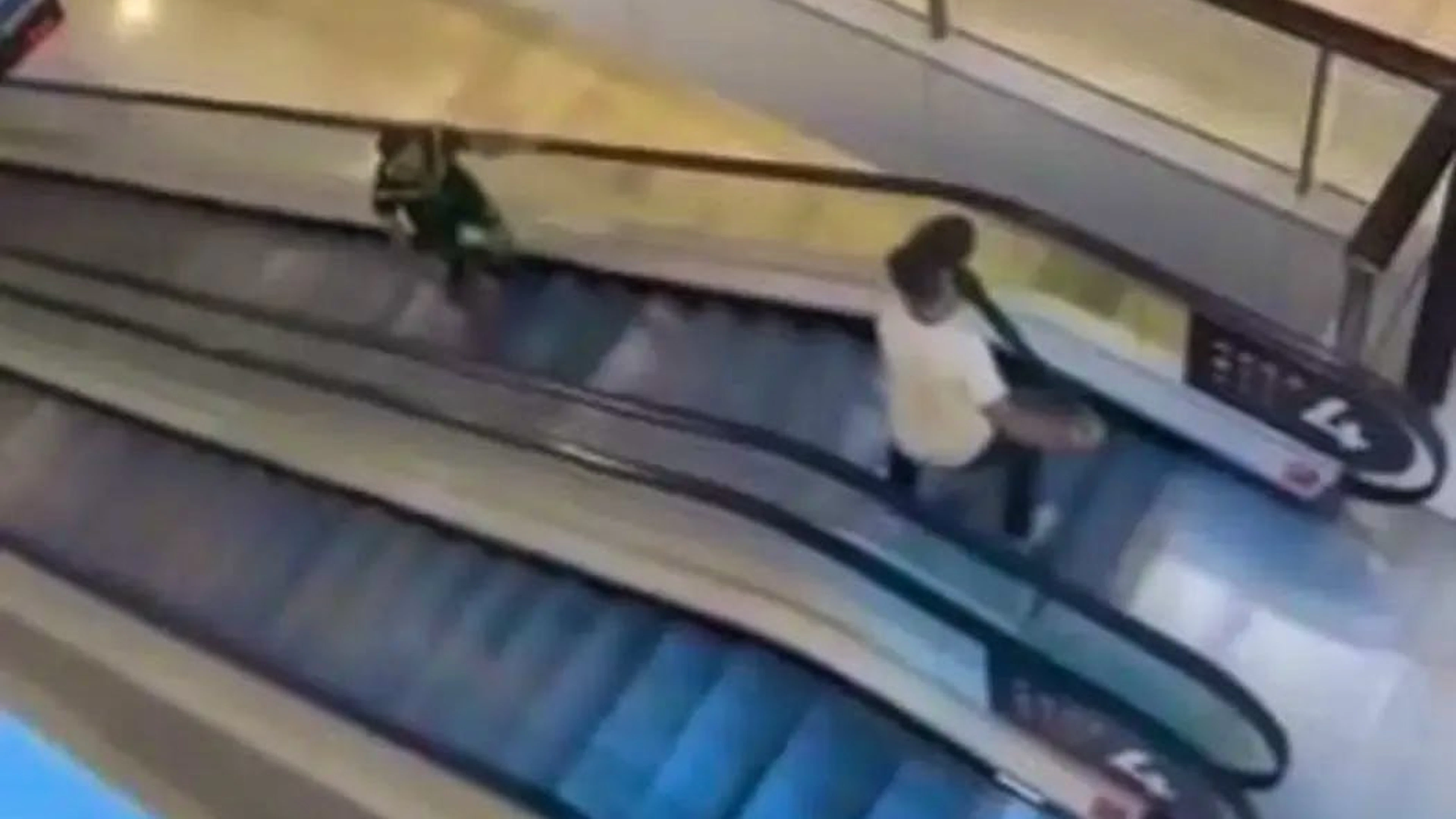 Ein Bauarbeiter aus Frankreich stellt sich dem Angreifer in Sydney in den Weg.